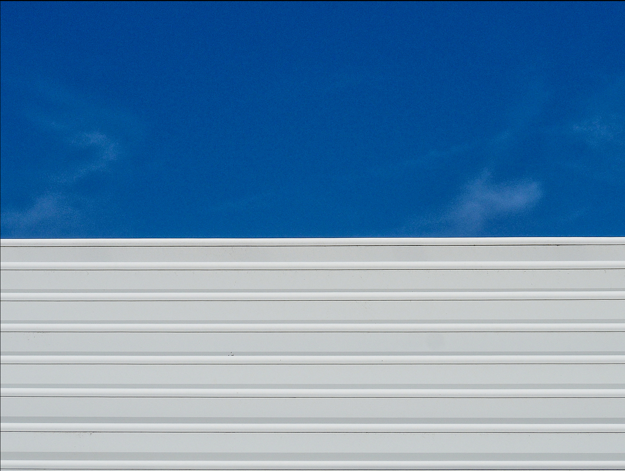 OLYMPUS M.14-150mm F4.0-5.6 II sample photo. Minimal blu photography