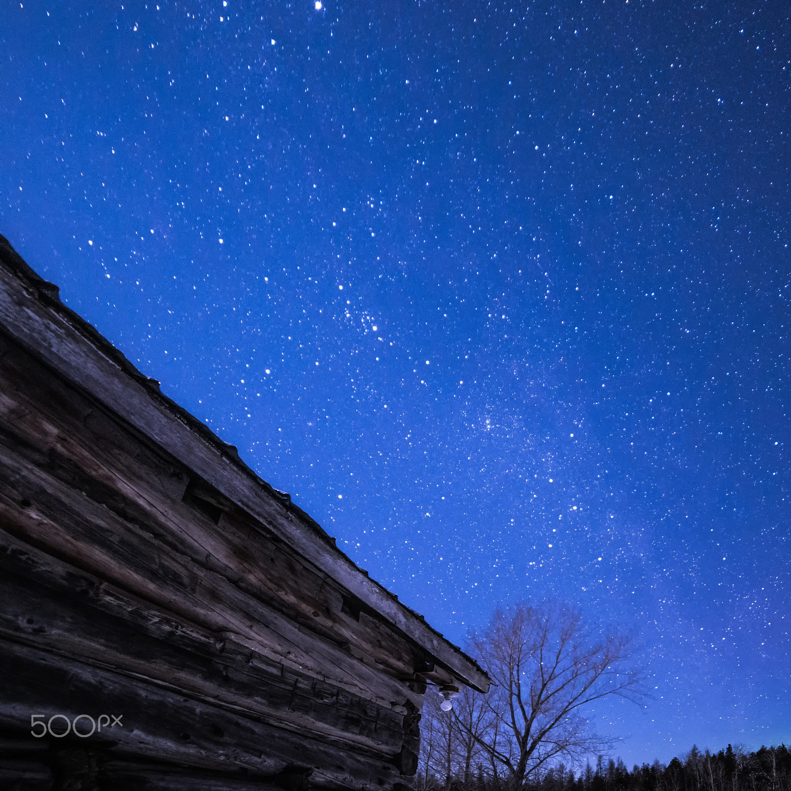 Samyang 14mm F2.8 ED AS IF UMC sample photo. Rural log cabin barn at night with stars and milky way photography
