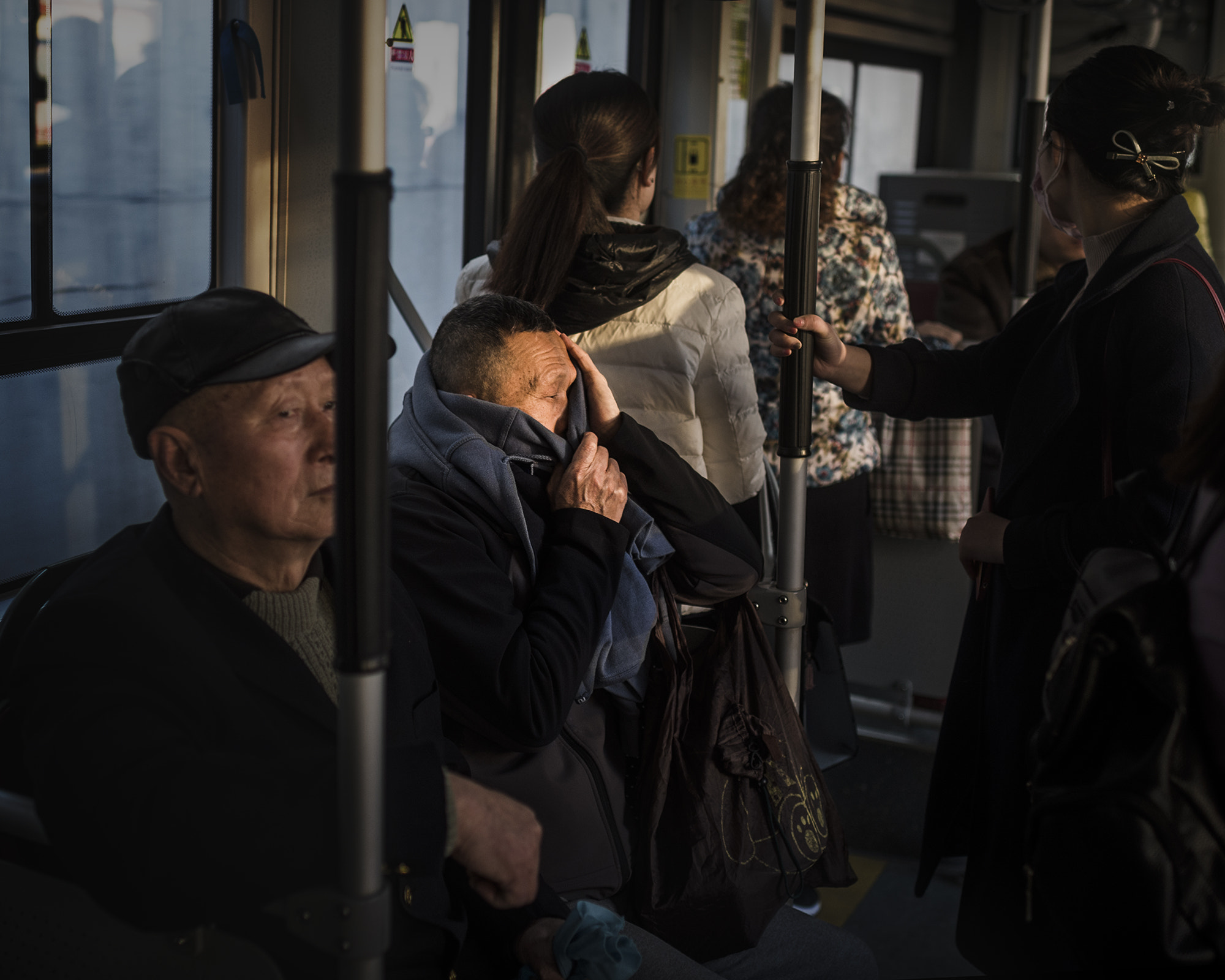 Nikon D4 + Nikon AF-S Nikkor 35mm F1.4G sample photo. 70路日常   捂着半边脸的男人 photography