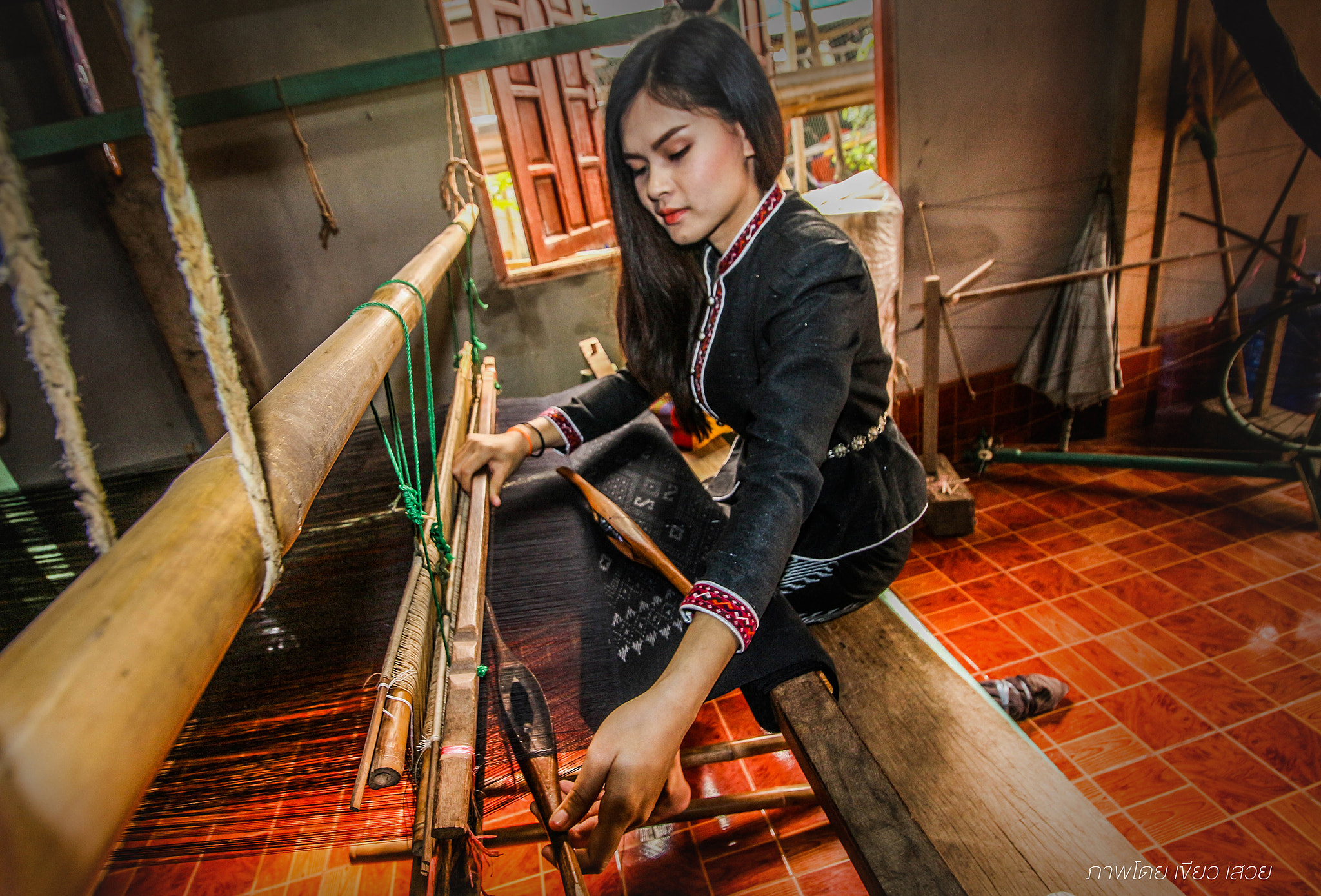 Canon EOS 650D (EOS Rebel T4i / EOS Kiss X6i) sample photo. Weaving girl photography
