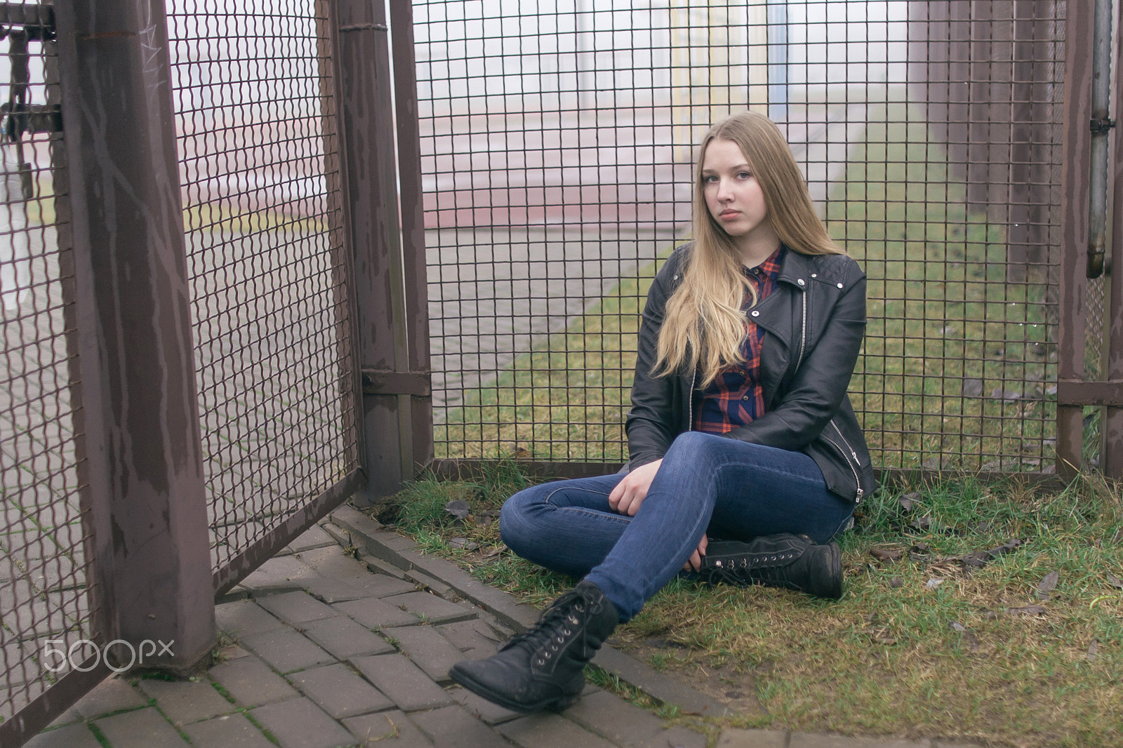 Sigma 30mm F1.4 EX DC HSM sample photo. Sitting by the cage photography