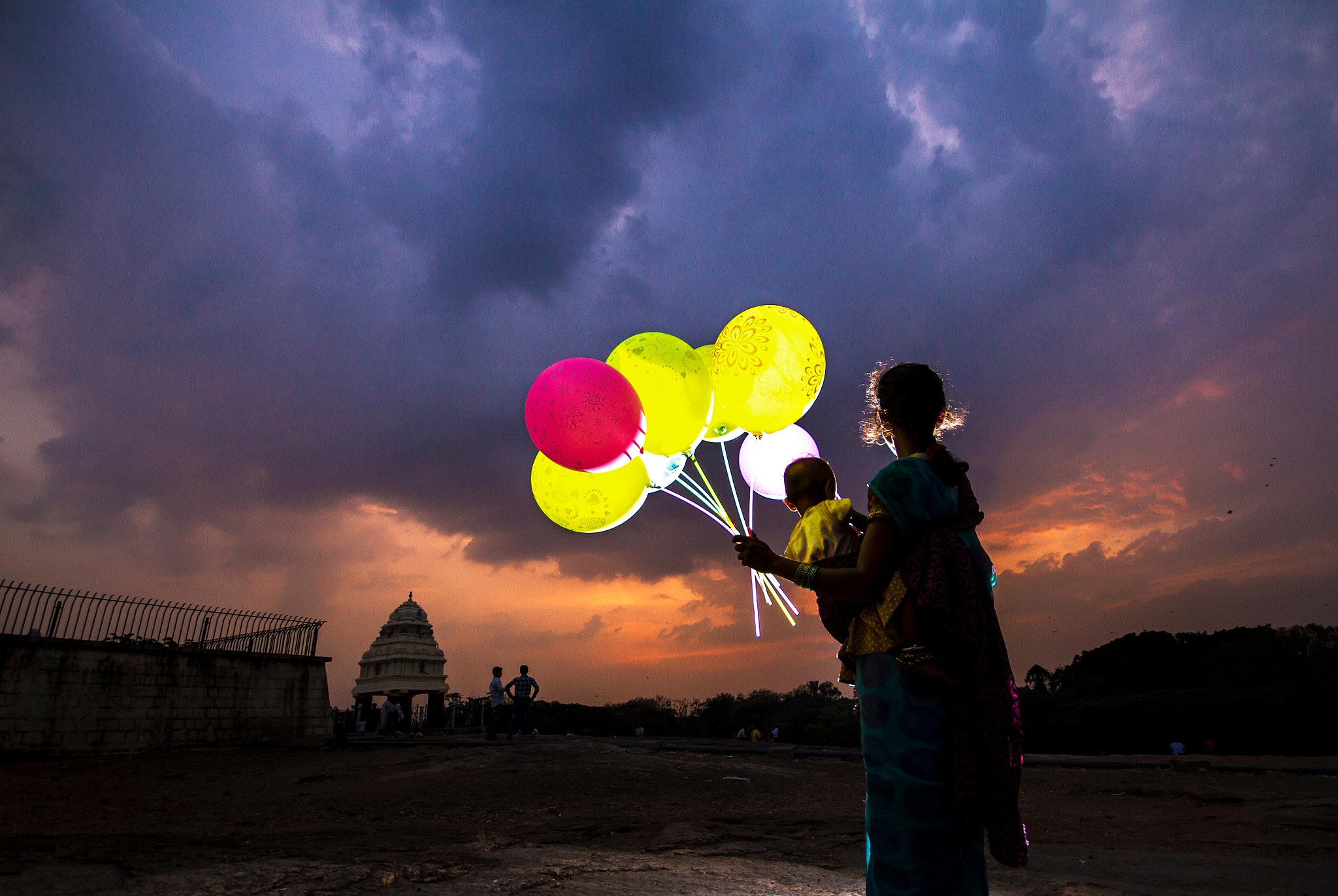 Canon EOS 7D + Sigma 10-20mm F4-5.6 EX DC HSM sample photo. Balloon seller photography