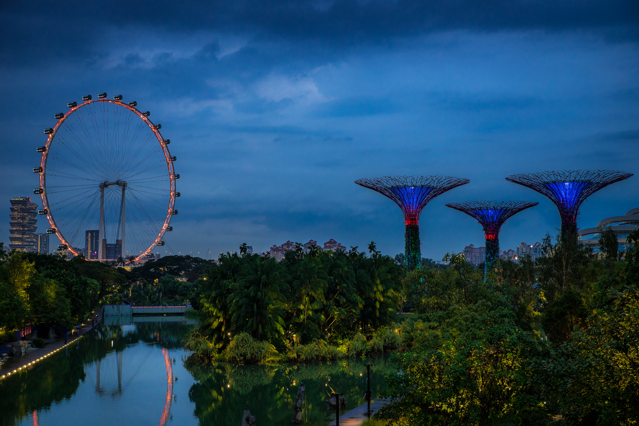 DT 24-70mm F2.8 SAM sample photo. Singapore flyer and three´s photography