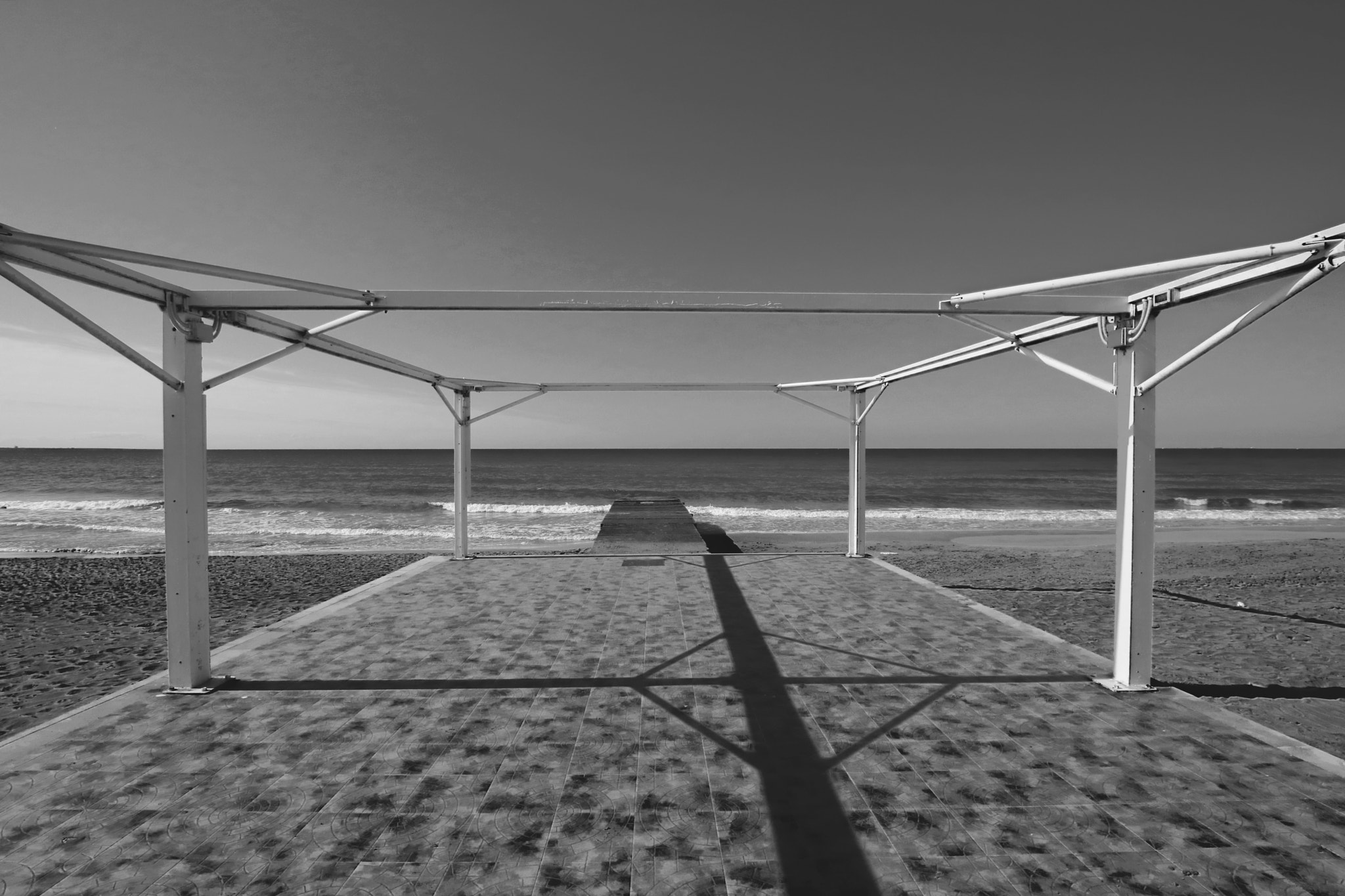 Sigma 10-20mm F3.5 EX DC HSM sample photo. Sea and shadows in b/w photography