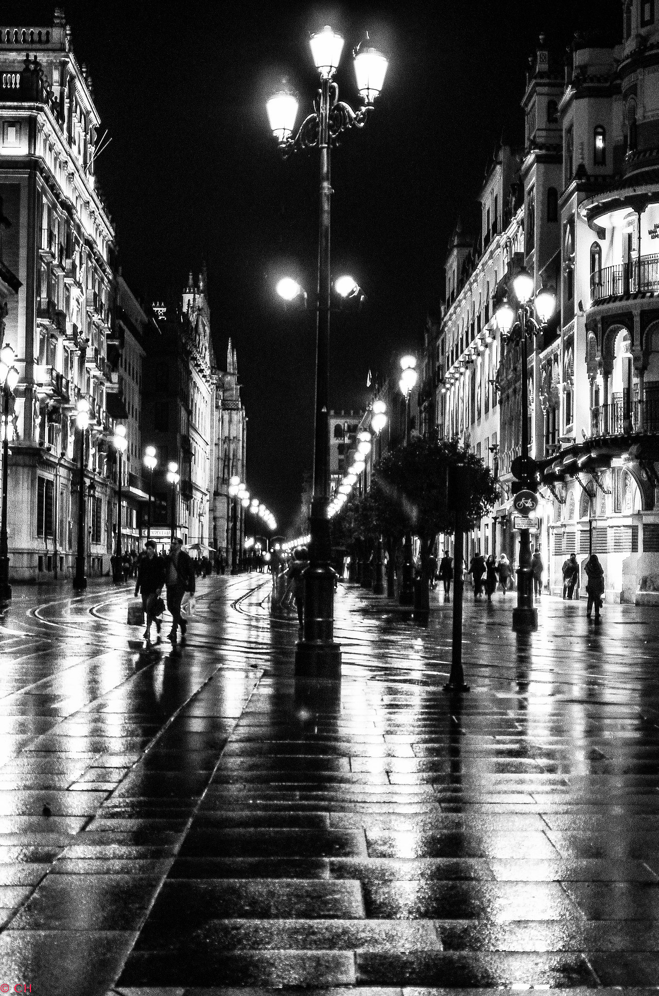 AF Zoom-Nikkor 28-80mm f/3.3-5.6G sample photo. Nocturna sevillana photography