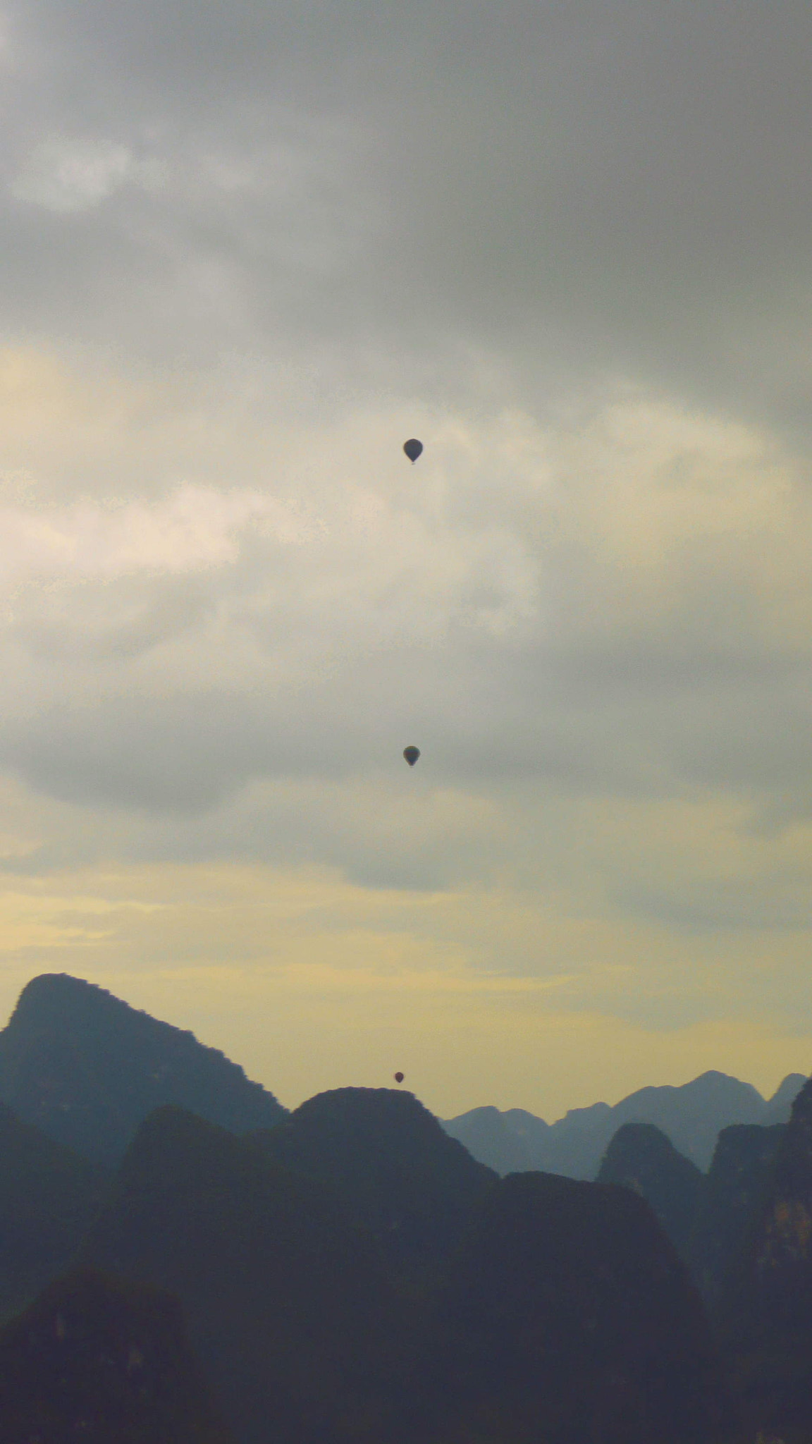 Panasonic DMC-TZ3 sample photo. Perfect balloon alignment for sunrise photography