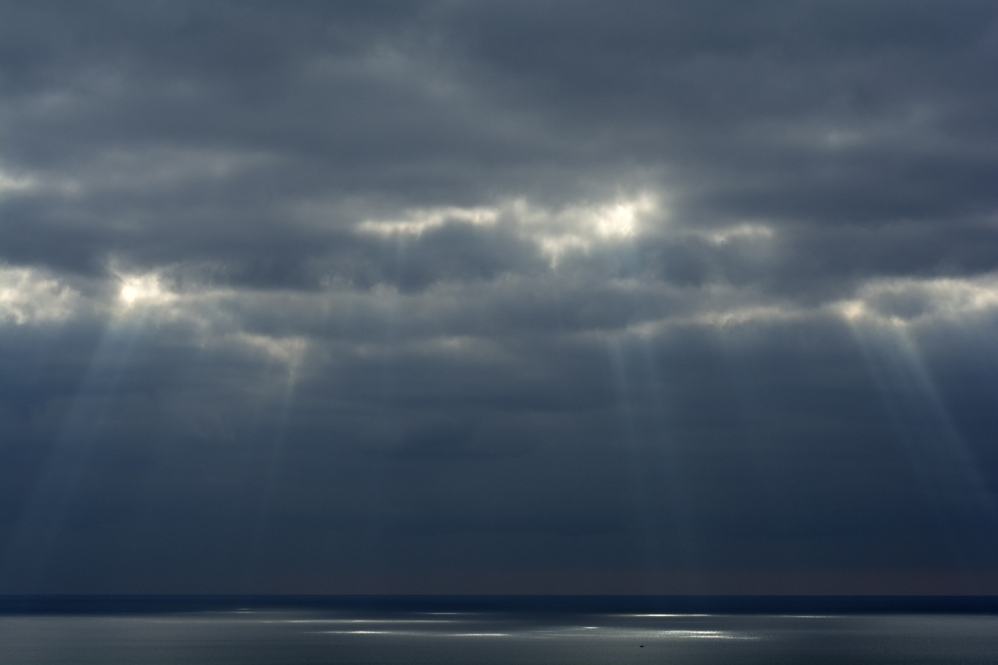 AF Nikkor 50mm f/1.8 sample photo. Lights rays over the sea photography