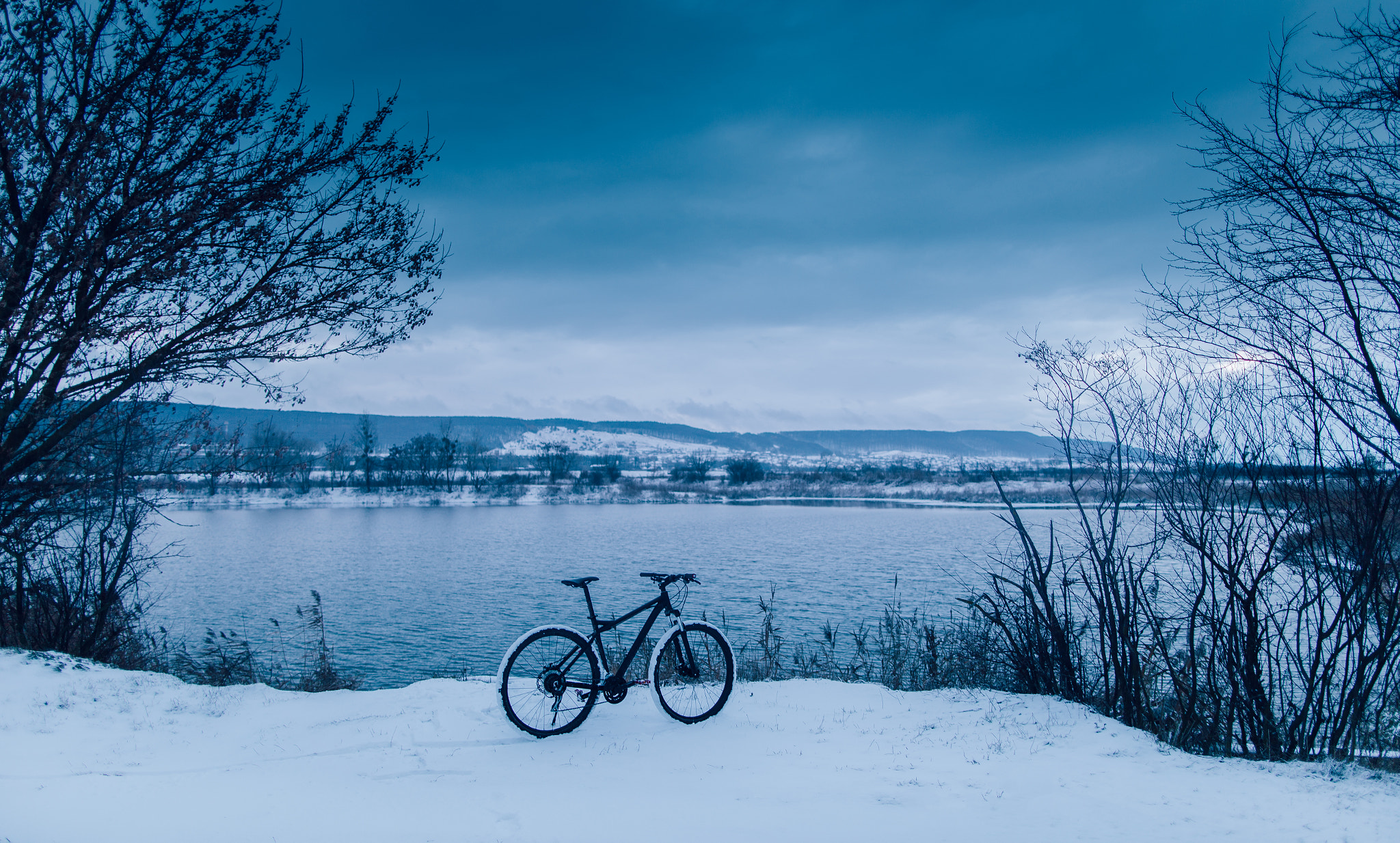 Canon EF 24mm F1.4L II USM sample photo. Cycling on lake. winter photography