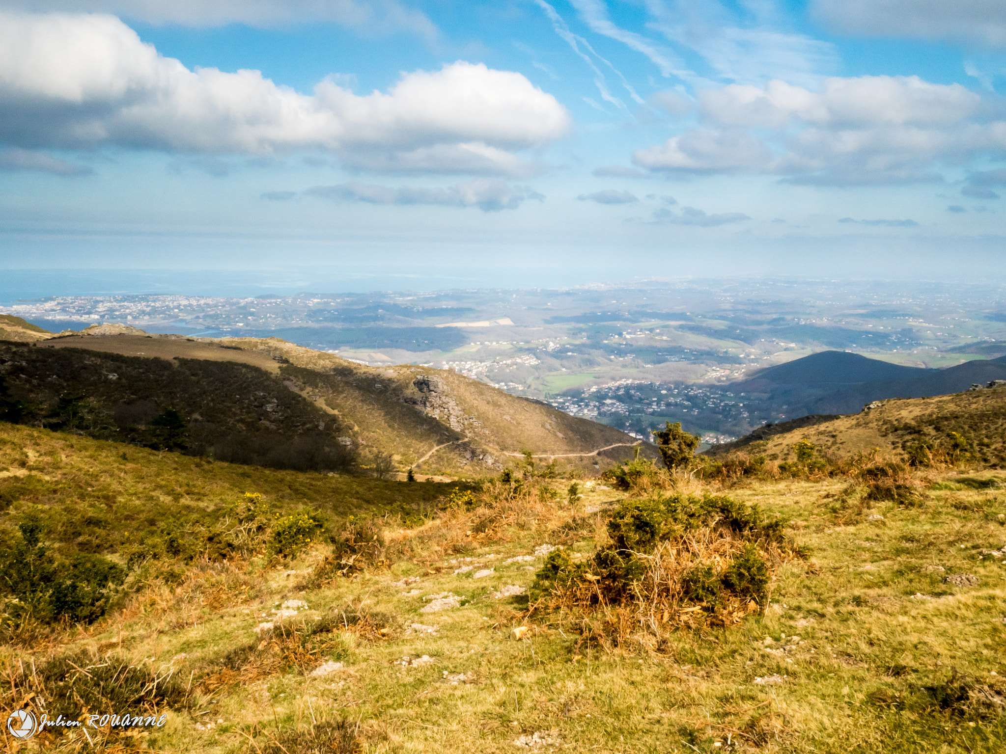 Olympus OM-D E-M5 II + Olympus M.Zuiko Digital 17mm F1.8 sample photo. Vue du sommet de la rhune photography