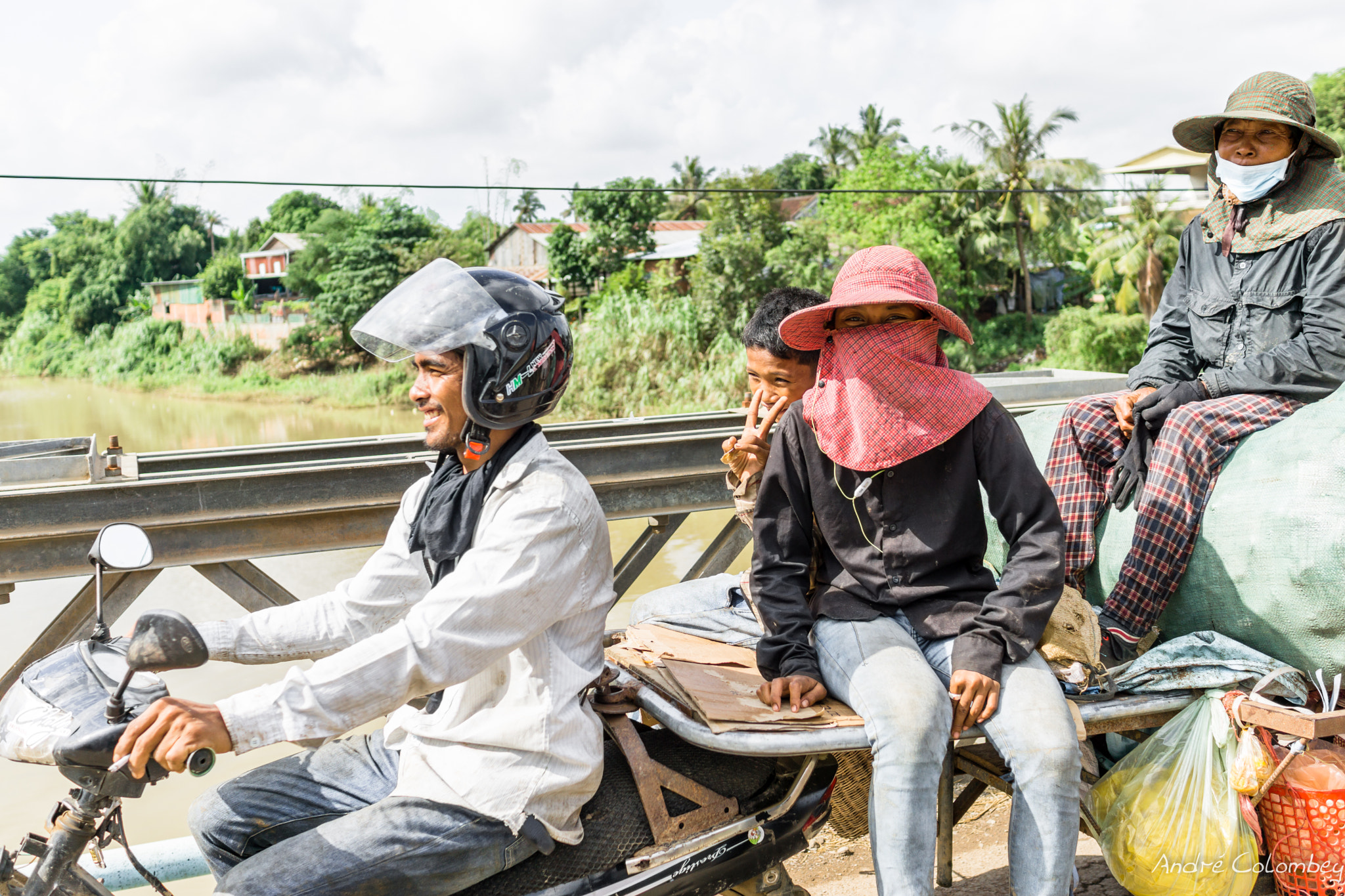 Sony Sonnar T* E 24mm F1.8 ZA sample photo. Smiles on the road photography