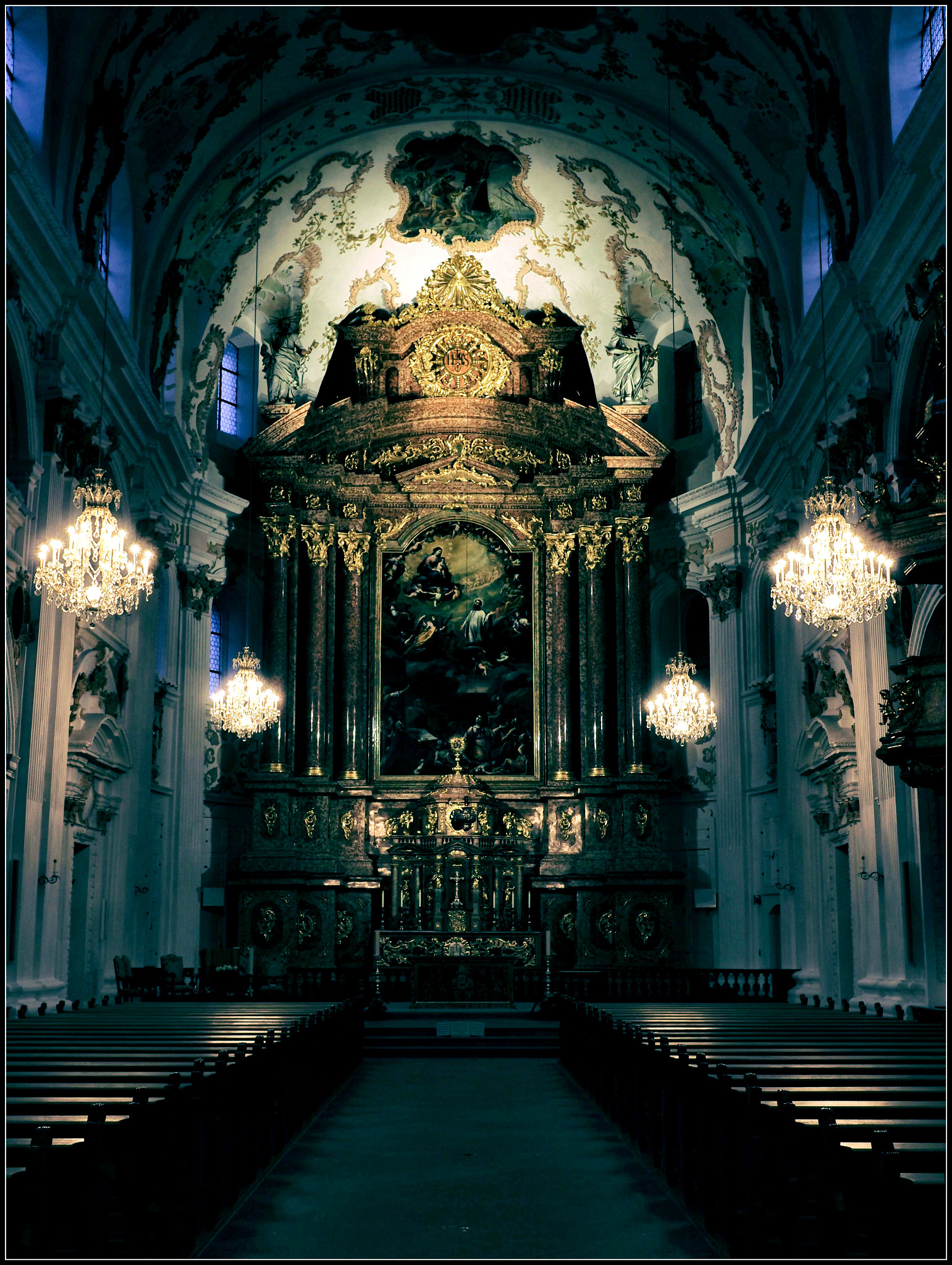 Olympus OM-D E-M1 Mark II sample photo. Jesuitenkirche beleuchtet photography