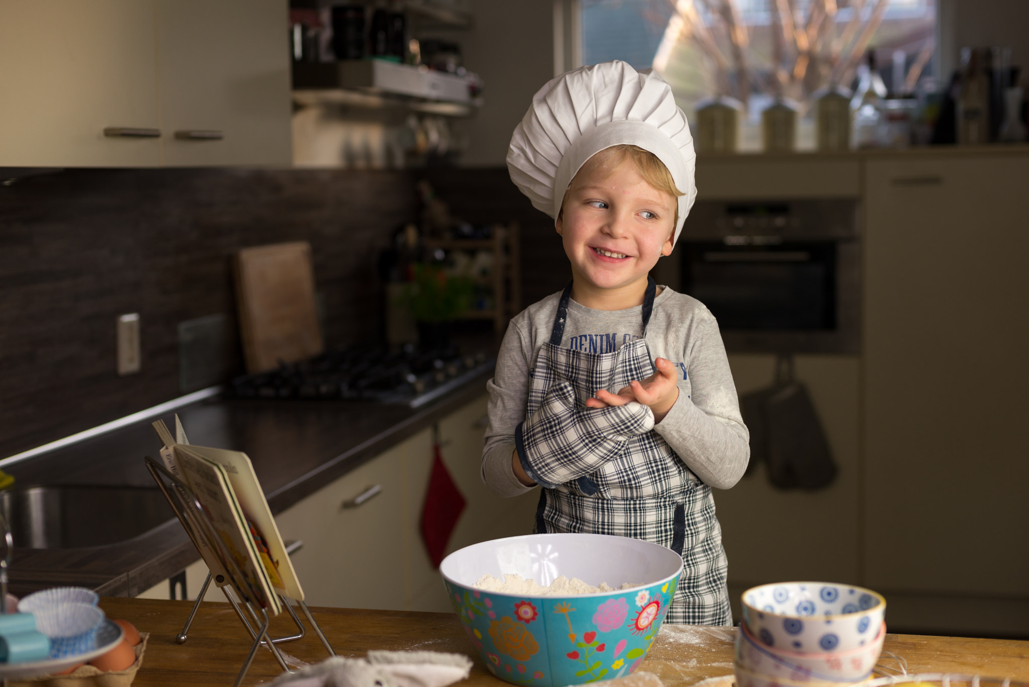 Nikon D610 + Nikon AF Nikkor 50mm F1.4D sample photo. Mesmerizing about the cakes to come.. photography