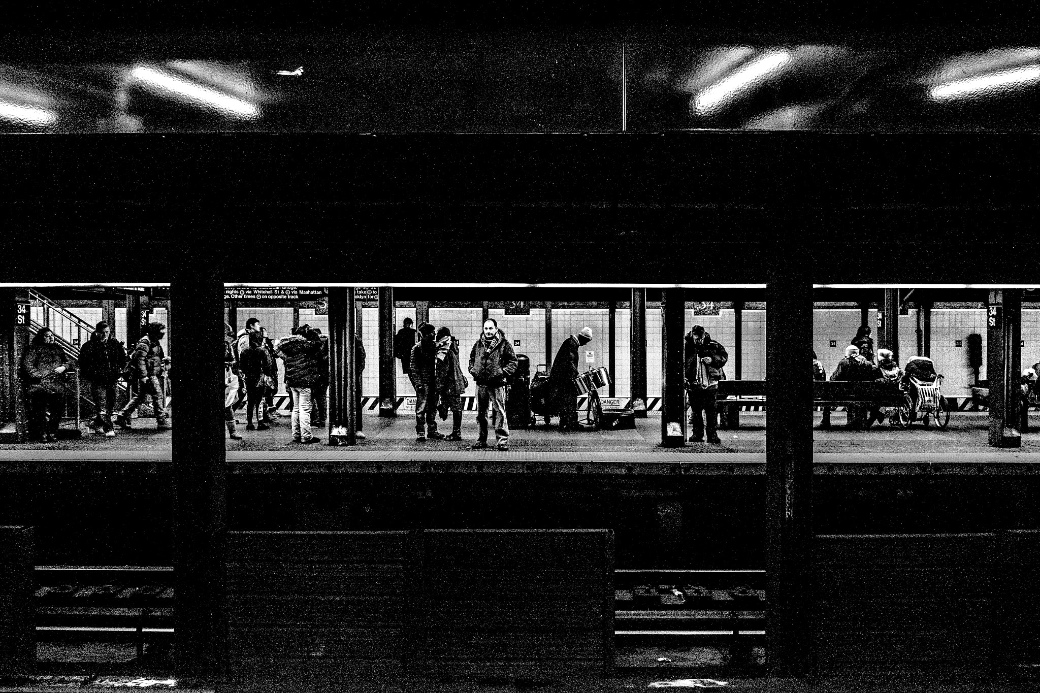 Fujifilm X-T1 + Fujifilm XF 18mm F2 R sample photo. Subway photography