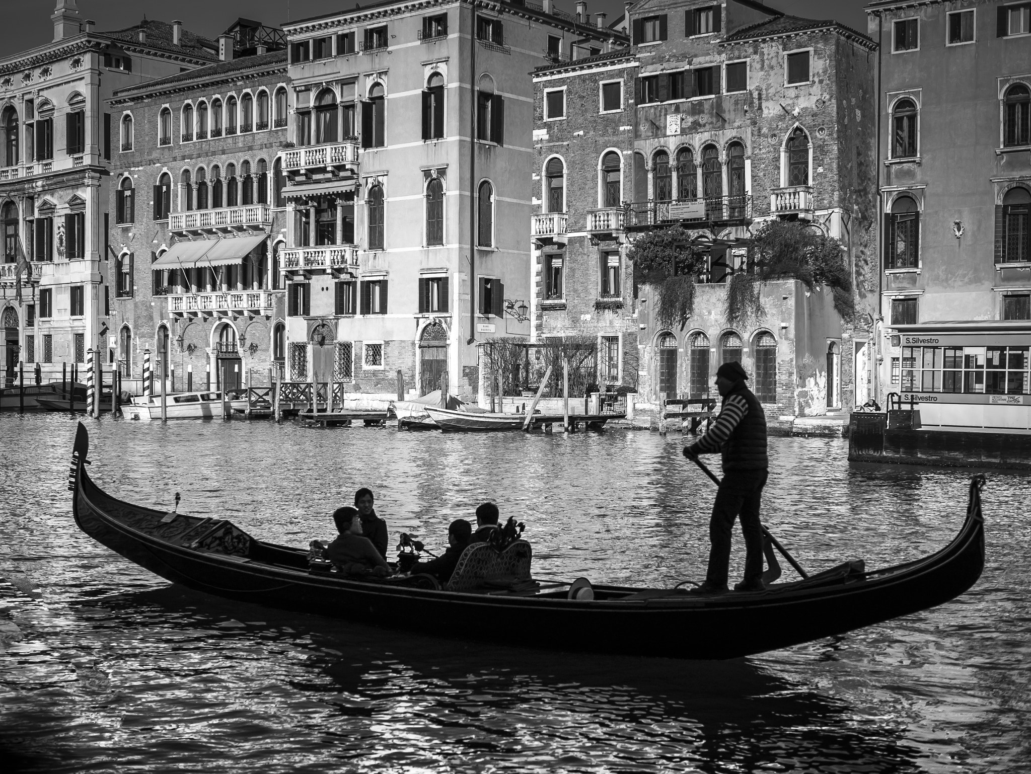 Panasonic Lumix DMC-G85 (Lumix DMC-G80) sample photo. Gondola silhouette photography