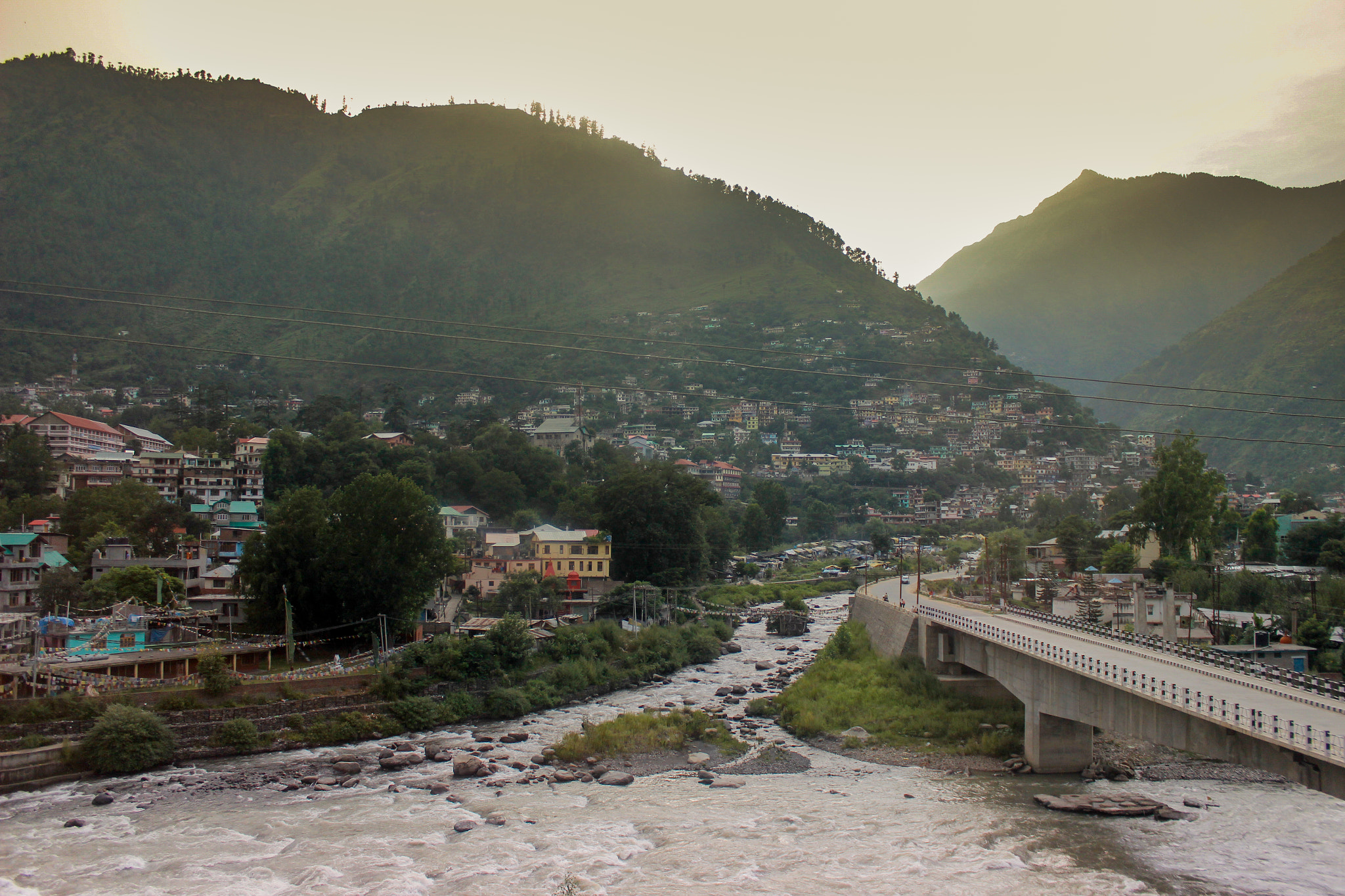 Canon EF-S 18-55mm F3.5-5.6 IS sample photo. Leaving manali photography
