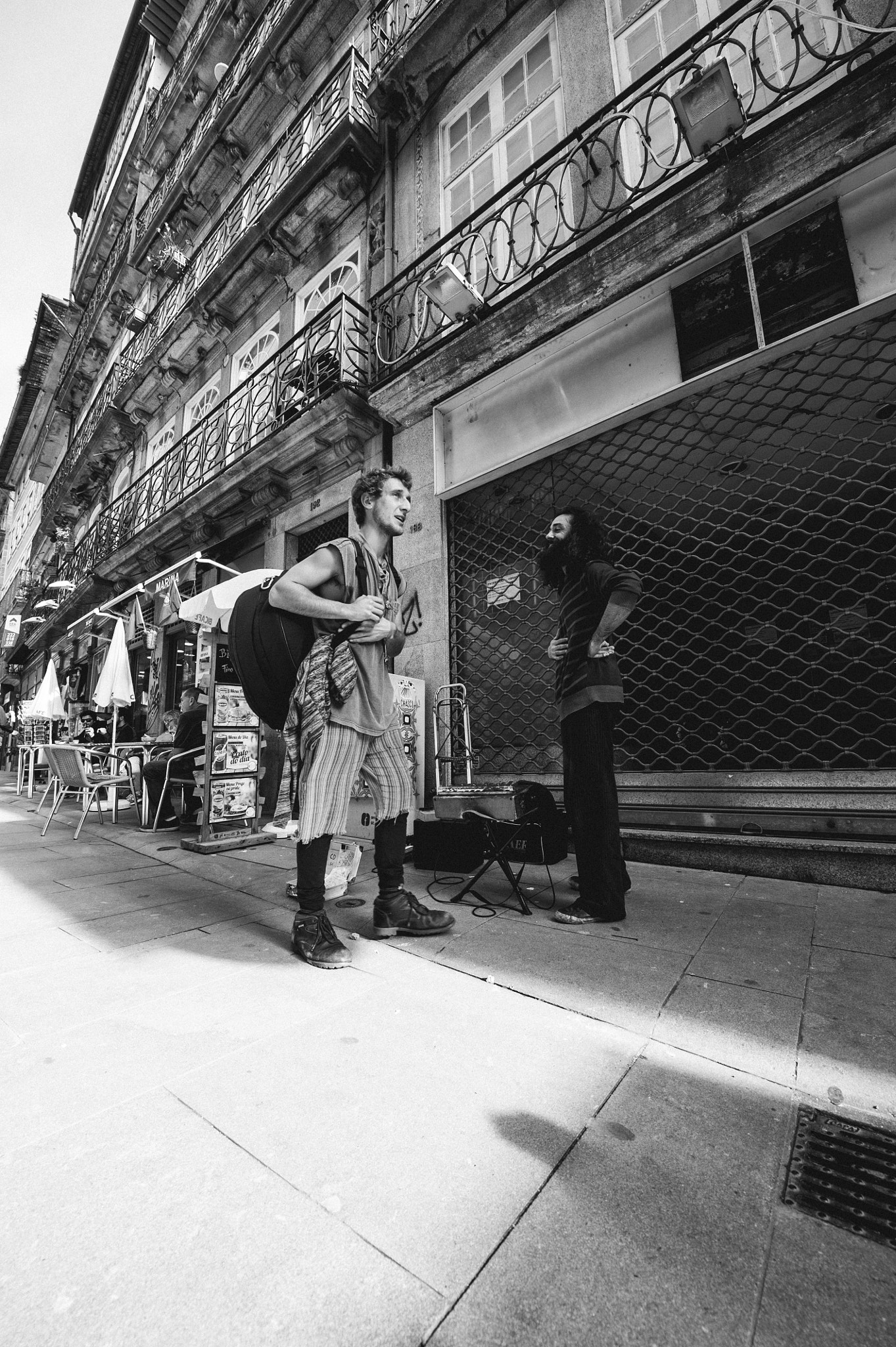 Nikon AF-S Nikkor 14-24mm F2.8G ED sample photo. Friends talking in teh street photography