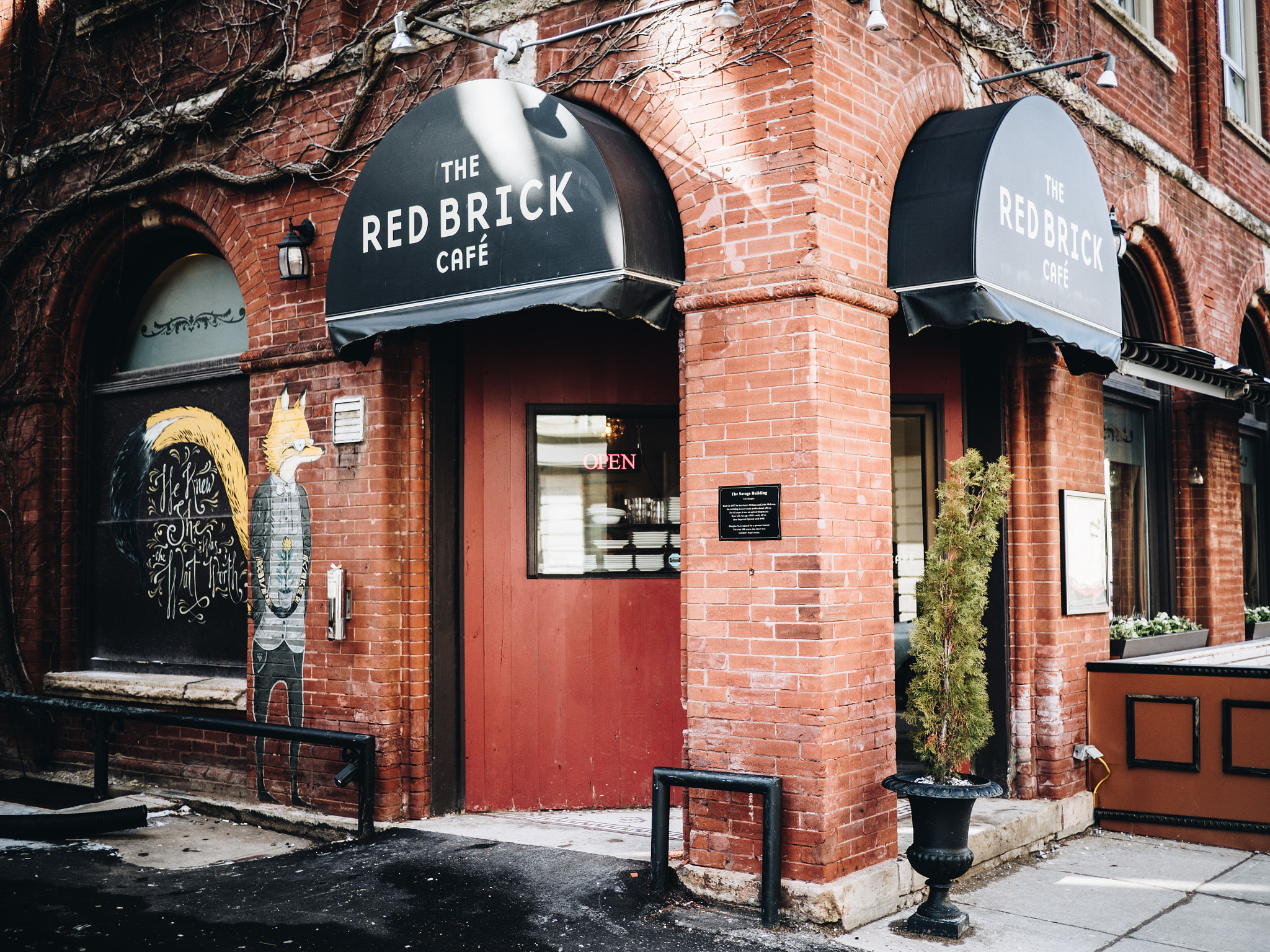 Olympus OM-D E-M5 II + LUMIX G 20/F1.7 II sample photo. The red brick photography