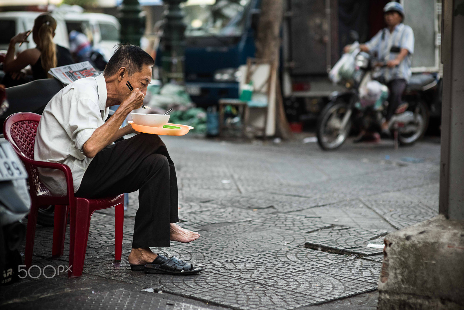 Nikon D810 + Sigma 85mm F1.4 EX DG HSM sample photo. Man having breakfast photography