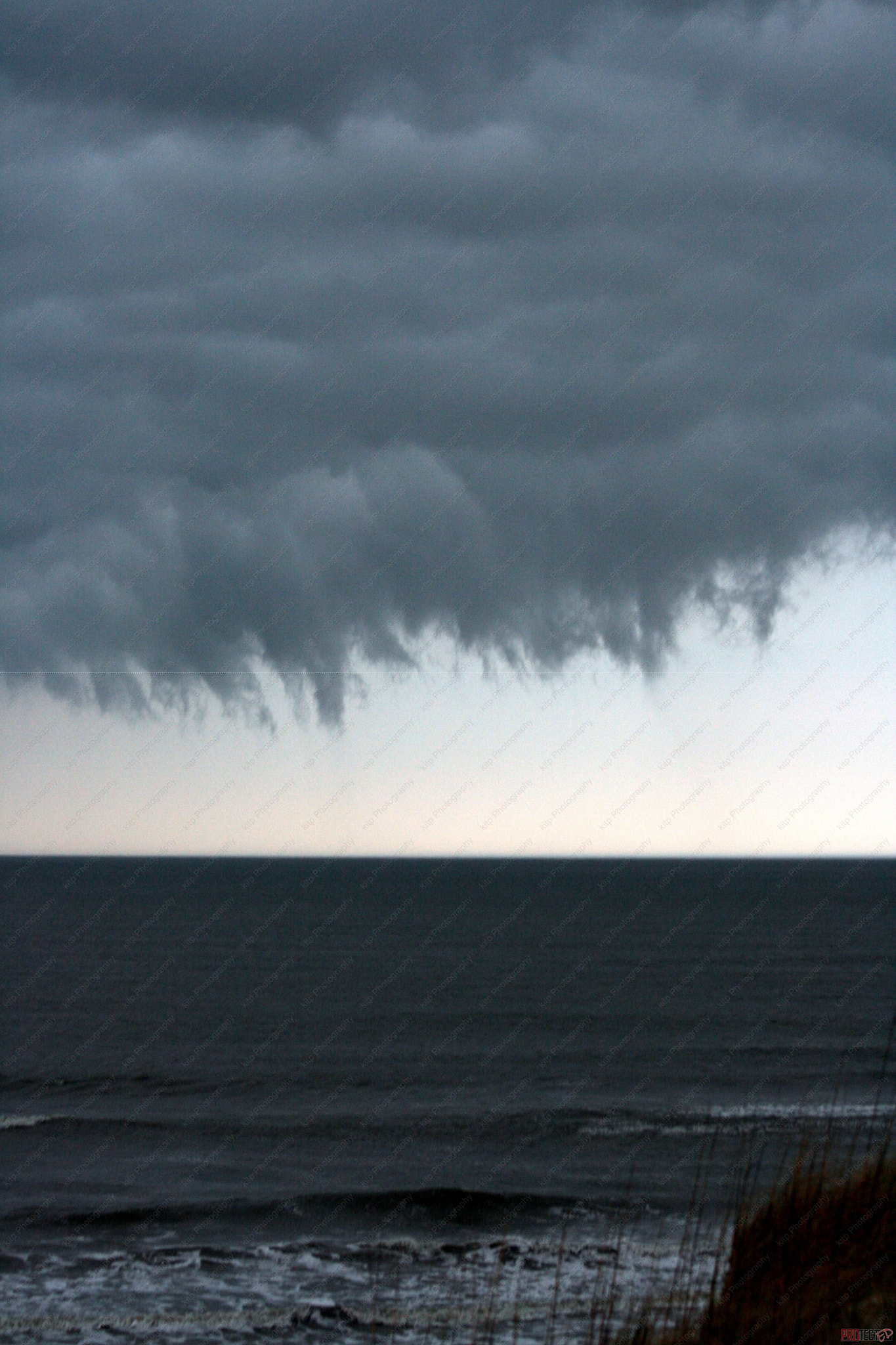 Canon EOS 400D (EOS Digital Rebel XTi / EOS Kiss Digital X) sample photo. Stormy ocean sky photography