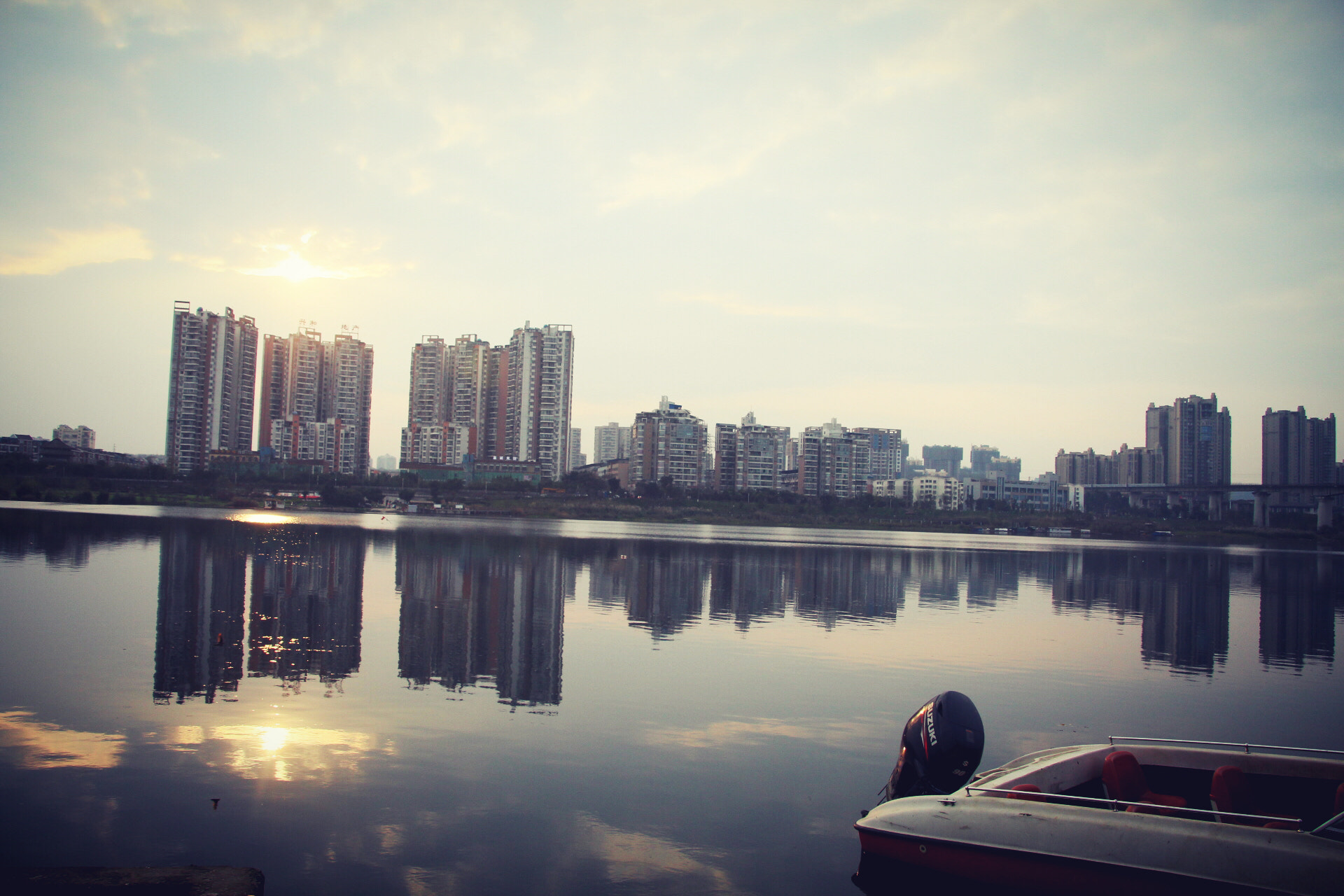 Canon TS-E 90mm F2.8 Tilt-Shift sample photo. 一河之隔 photography