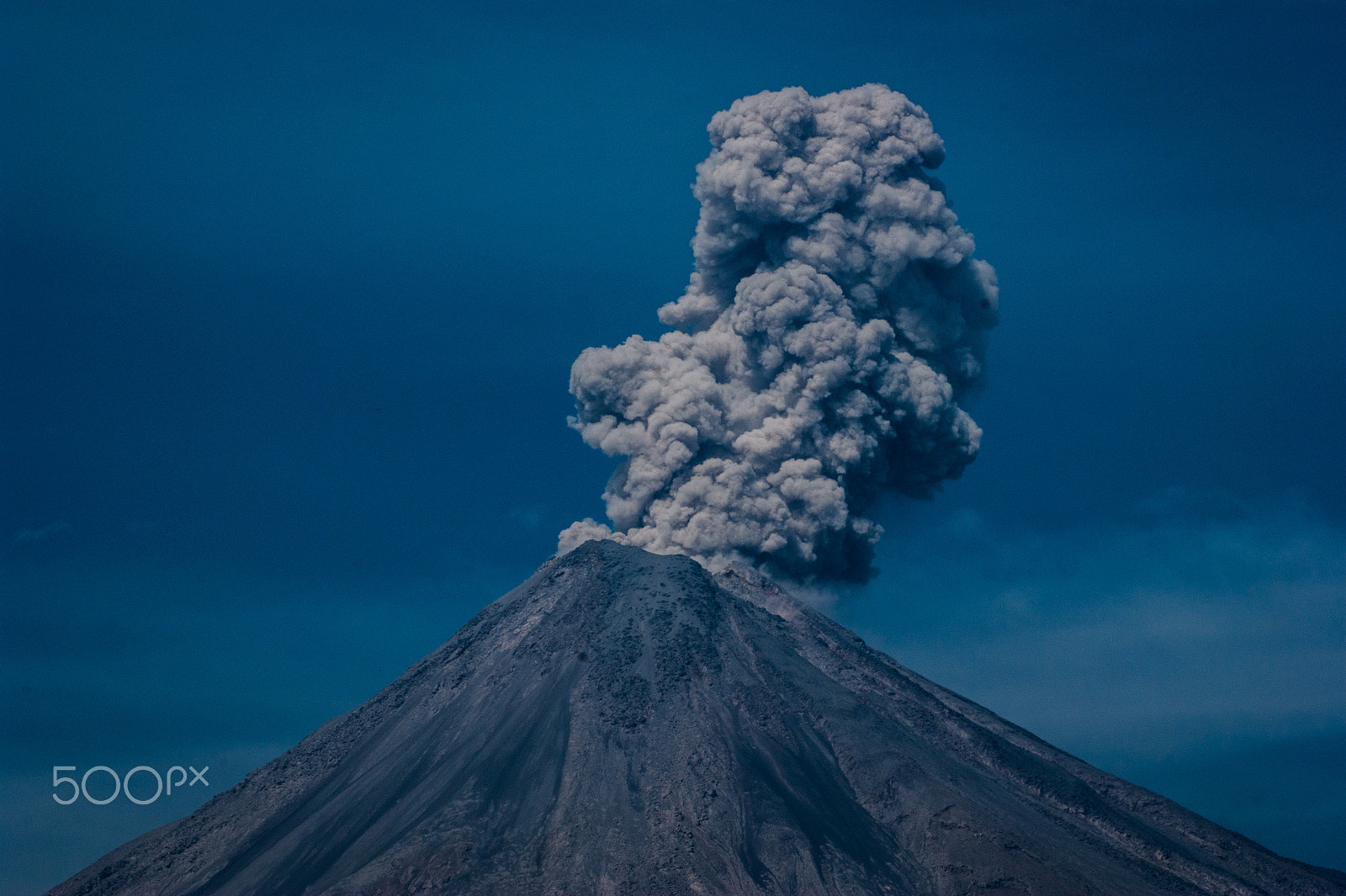 Sony 75-300mm F4.5-5.6 sample photo. Colima's volcano explotion view from the west photography