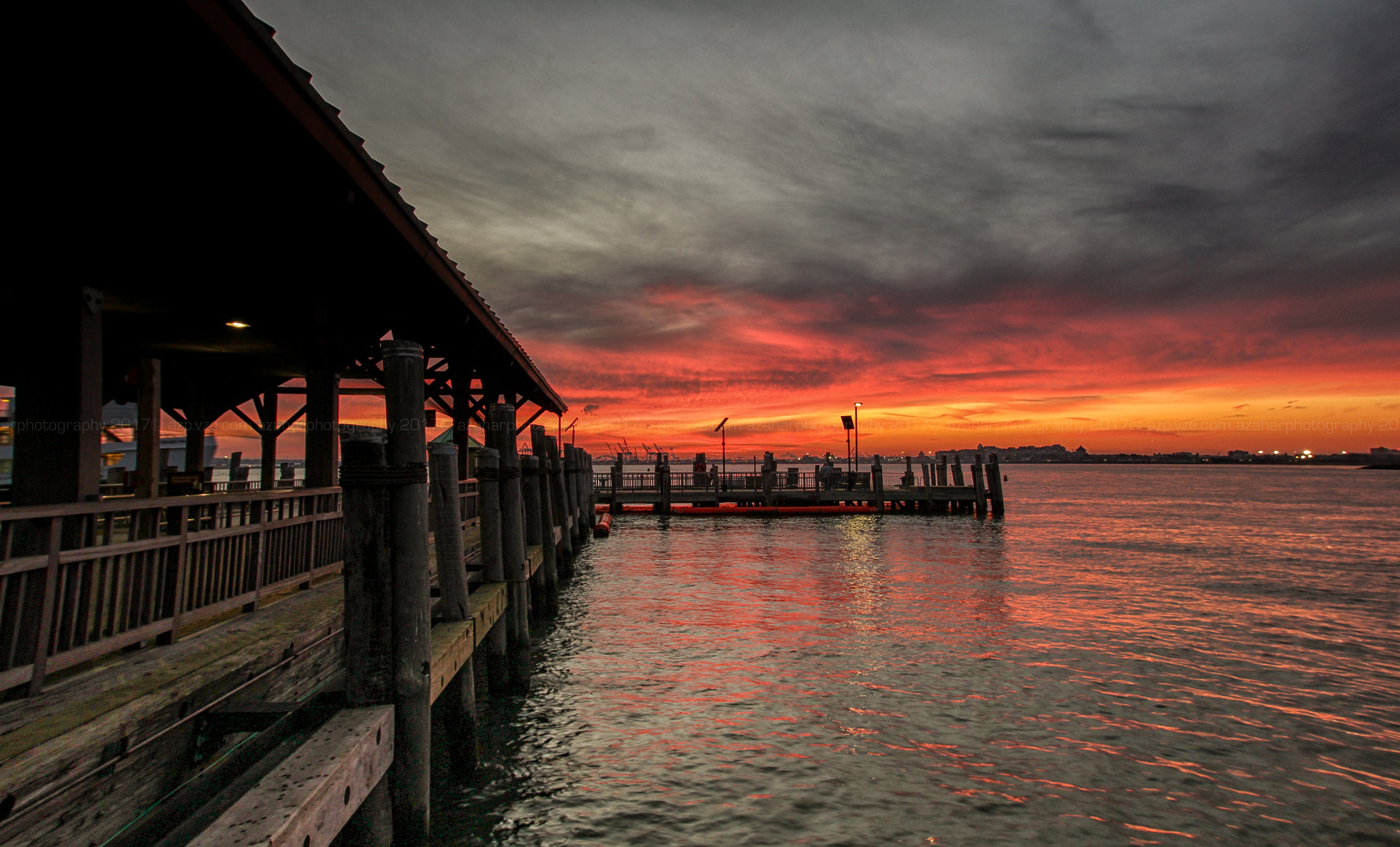 Canon EOS 100D (EOS Rebel SL1 / EOS Kiss X7) + Canon EF 16-35mm F2.8L II USM sample photo. Sunset by the jetty photography