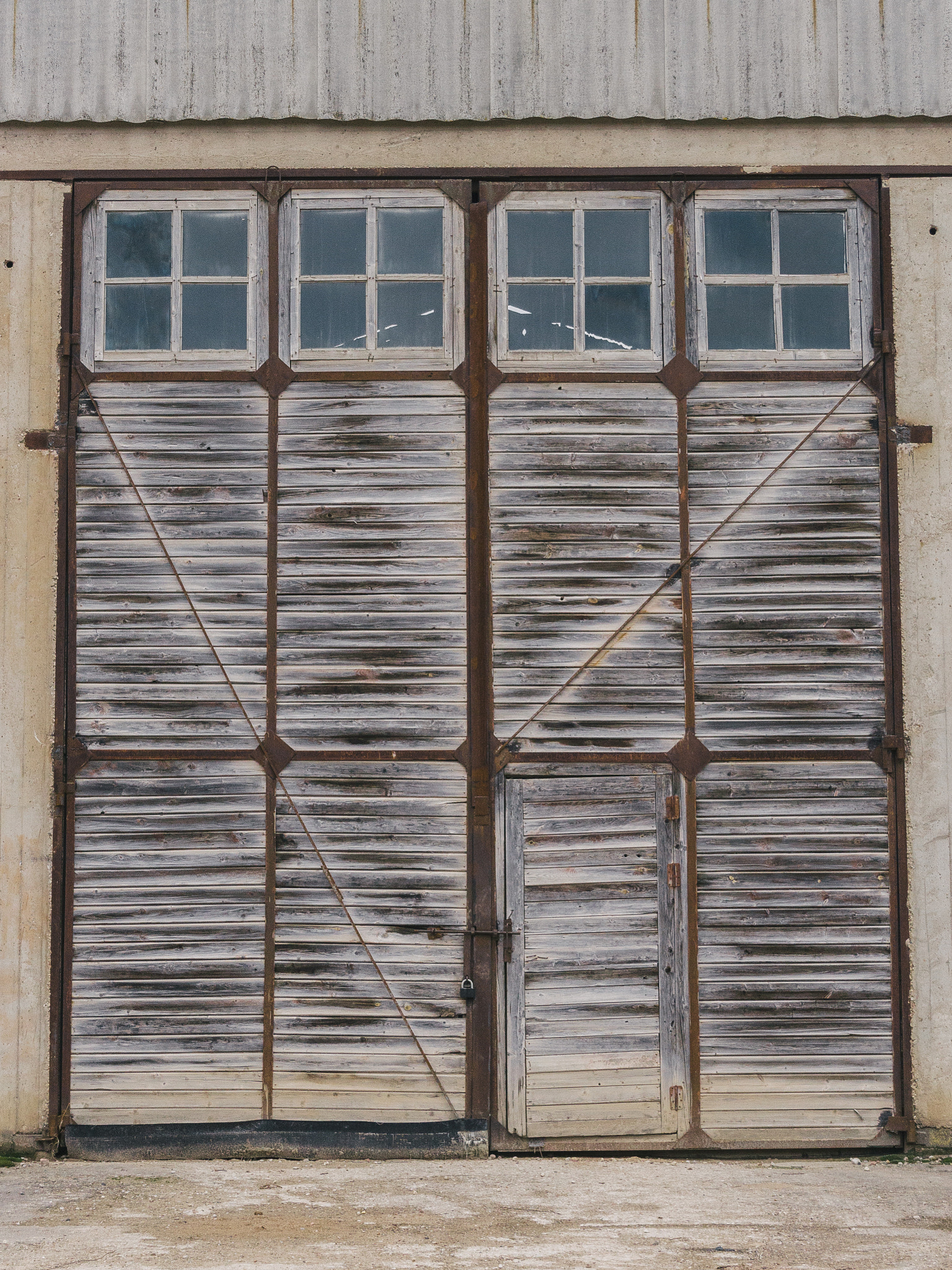 Canon EF-S 18-55mm F3.5-5.6 II sample photo. Big doors, small lock photography