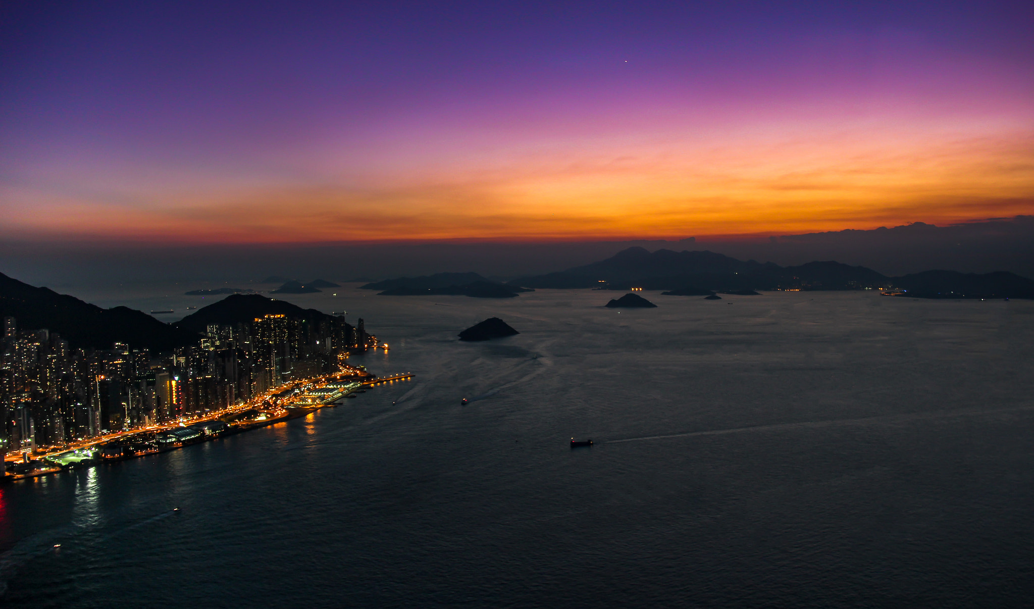 Canon EF-S 18-200mm F3.5-5.6 IS sample photo. Hk during sunset photography