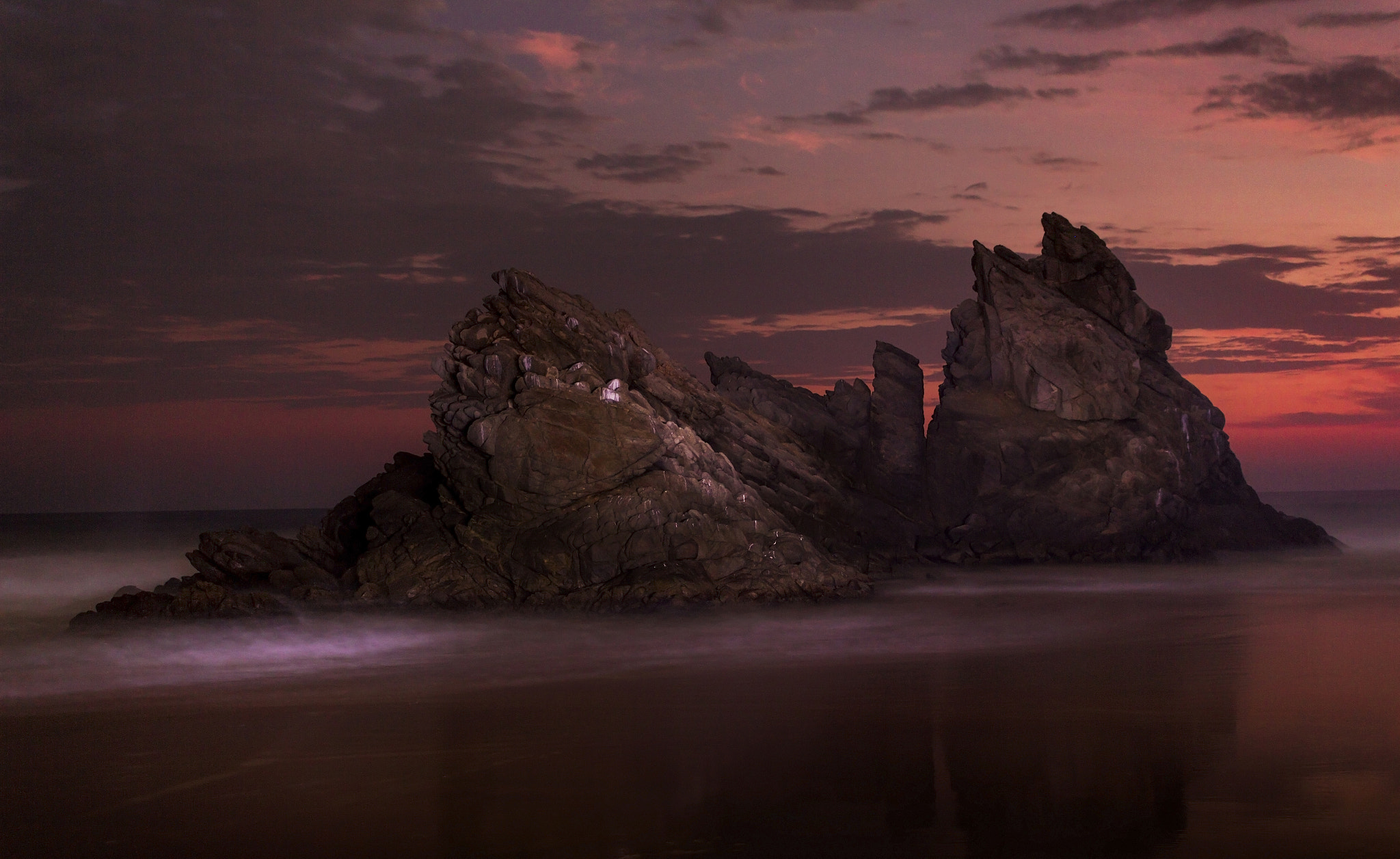 Canon EOS 650D (EOS Rebel T4i / EOS Kiss X6i) sample photo. Some rocks on the beach photography