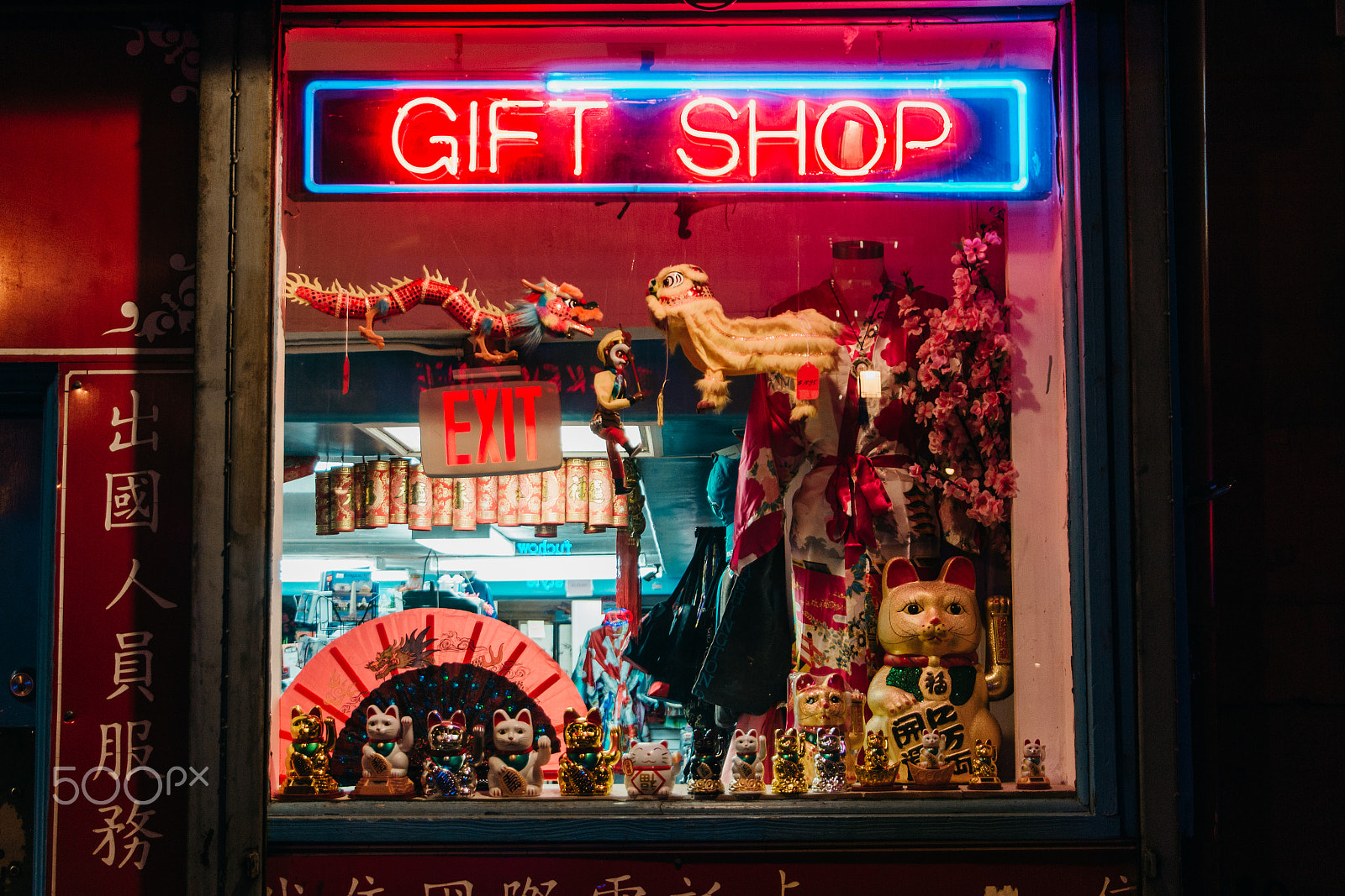 Canon EOS 650D (EOS Rebel T4i / EOS Kiss X6i) sample photo. Gifts | neon lights and waving kittens in chinatown photography