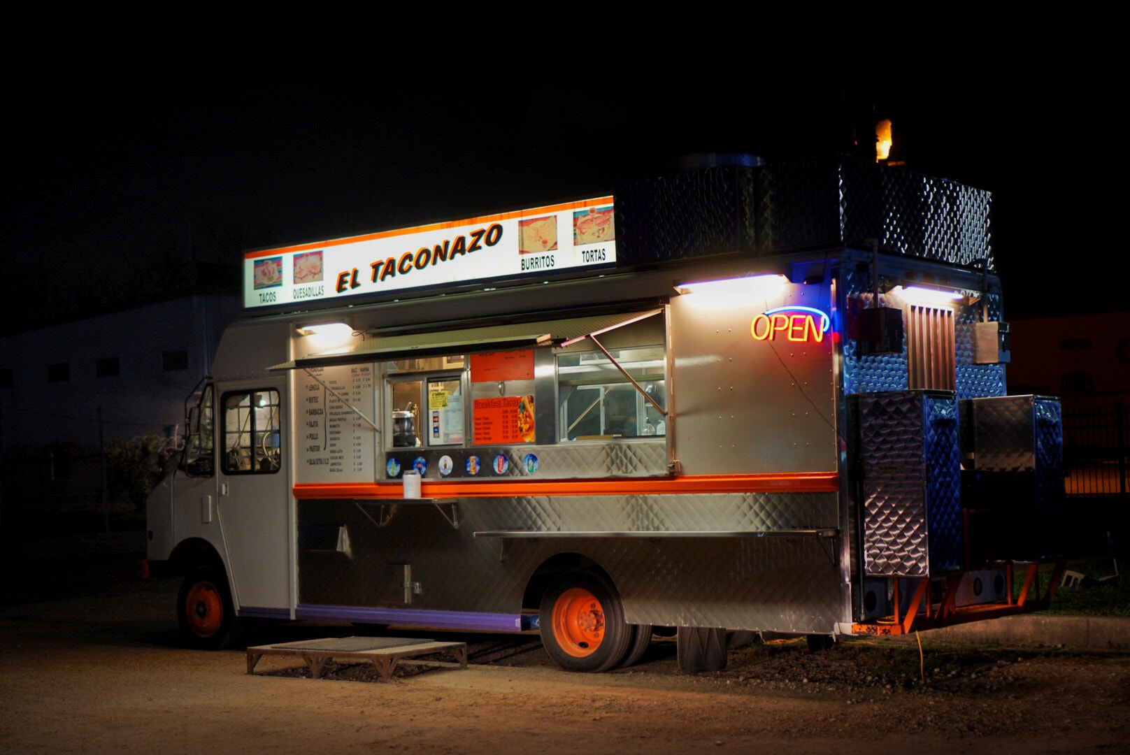 Sony a6300 + Sony E 35mm F1.8 OSS sample photo. My favorite taco truck! photography