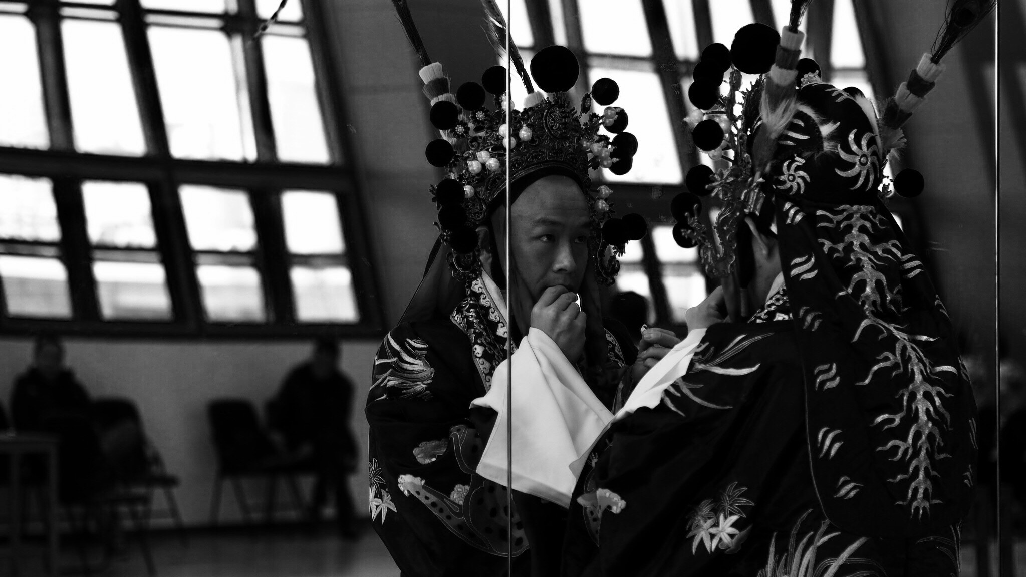 Olympus OM-D E-M10 + Olympus M.Zuiko Digital 45mm F1.8 sample photo. The reflection of the opera man photography