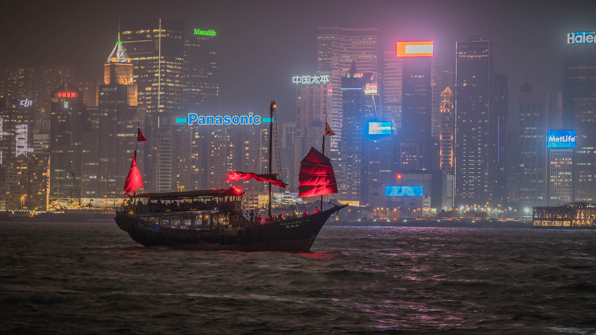 Sony a6300 + Sony Vario-Tessar T* E 16-70mm F4 ZA OSS sample photo. Night on victoria harbour photography