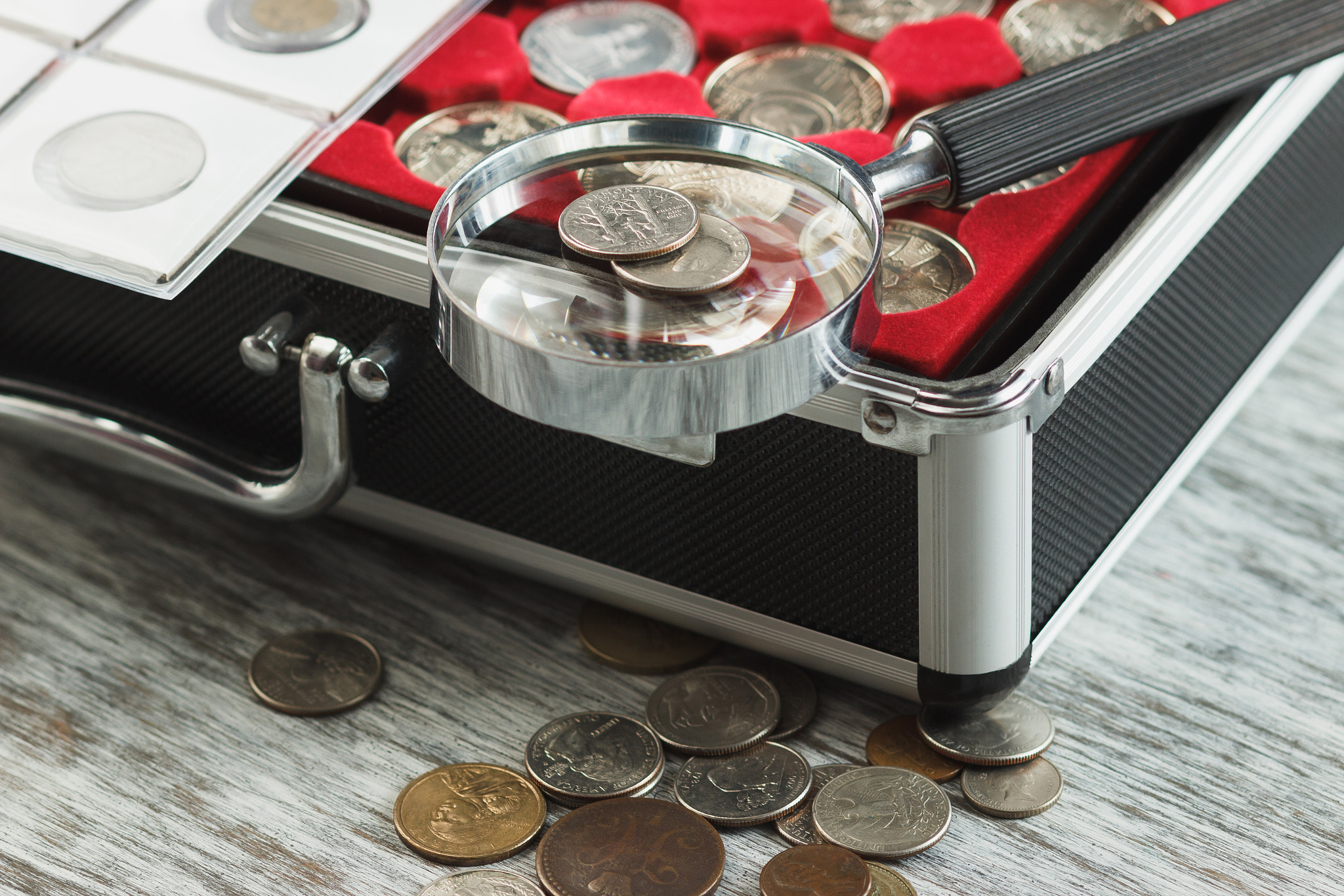 Canon EOS 600D (Rebel EOS T3i / EOS Kiss X5) + Canon EF 85mm F1.8 USM sample photo. Different collector's coins in the box with a magnifying glass photography