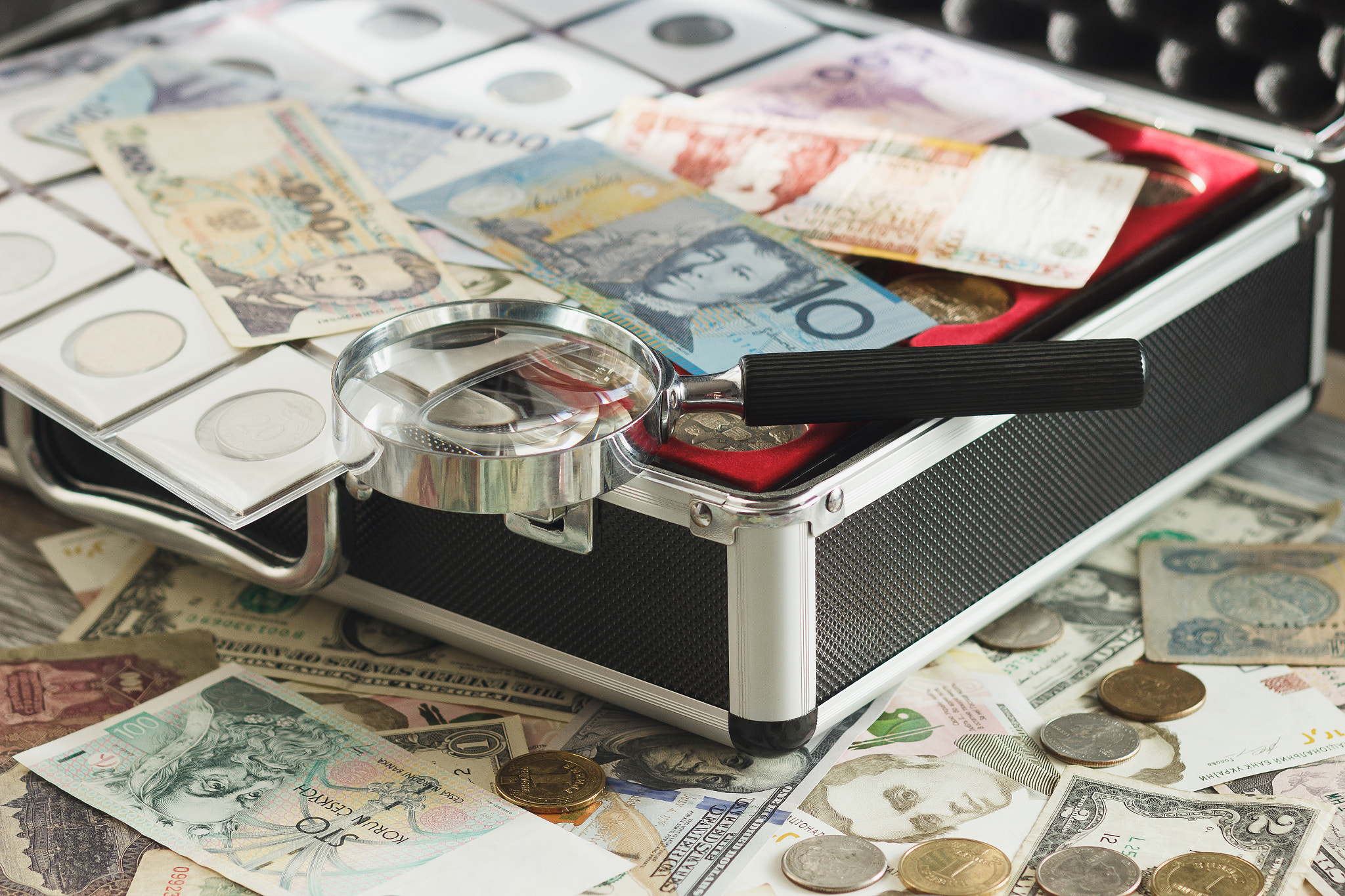 Canon EOS 600D (Rebel EOS T3i / EOS Kiss X5) + Canon EF 85mm F1.8 USM sample photo. Coins and banknotes in the box, with a magnifying glass photography