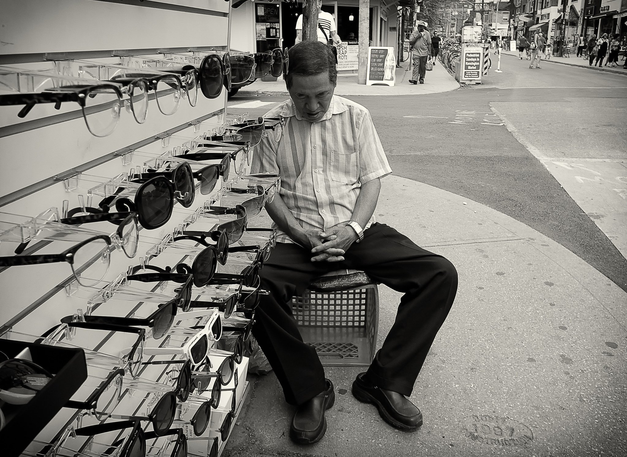 Panasonic Lumix G 14mm F2.5 ASPH sample photo. Watching  the store photography