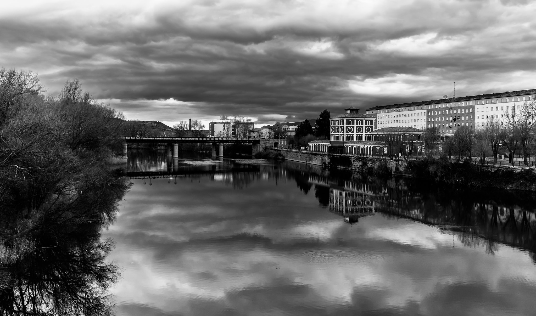 Canon EF 35mm F1.4L II USM sample photo. Reflejos en el ebro logroño photography