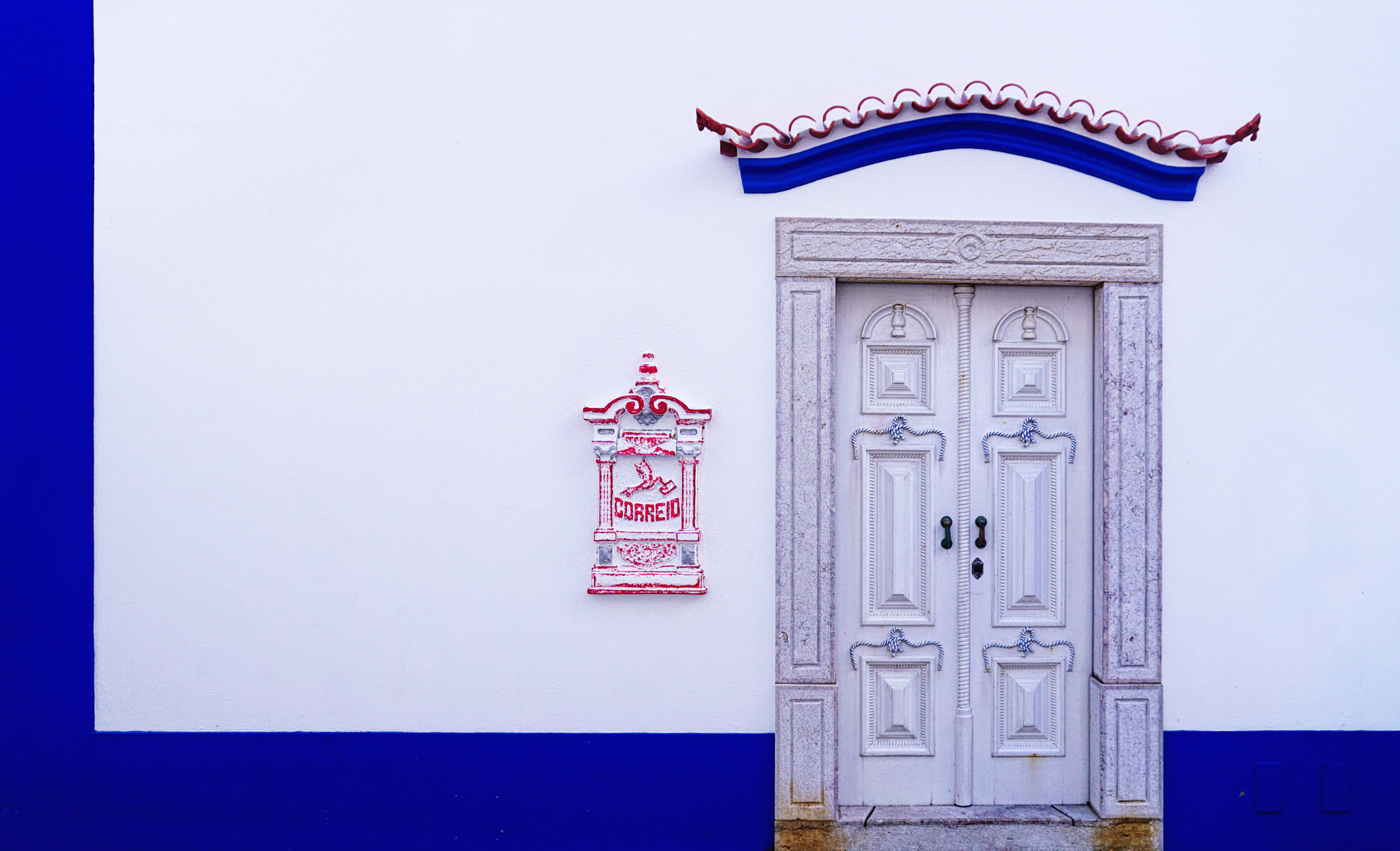 Sony E 18-200mm F3.5-6.3 OSS sample photo. Blue and white photography