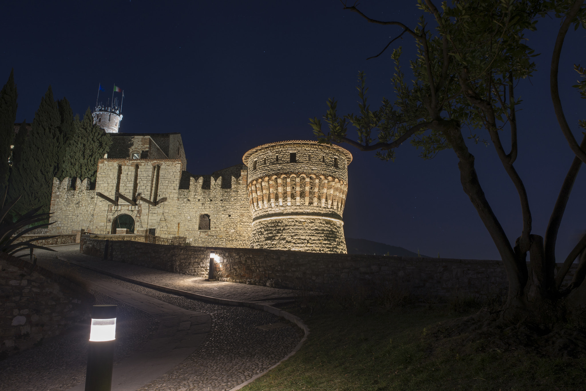 Nikon D600 + Nikon AF-S Nikkor 24mm F1.8G ED sample photo. Il castello di brescia di notte photography