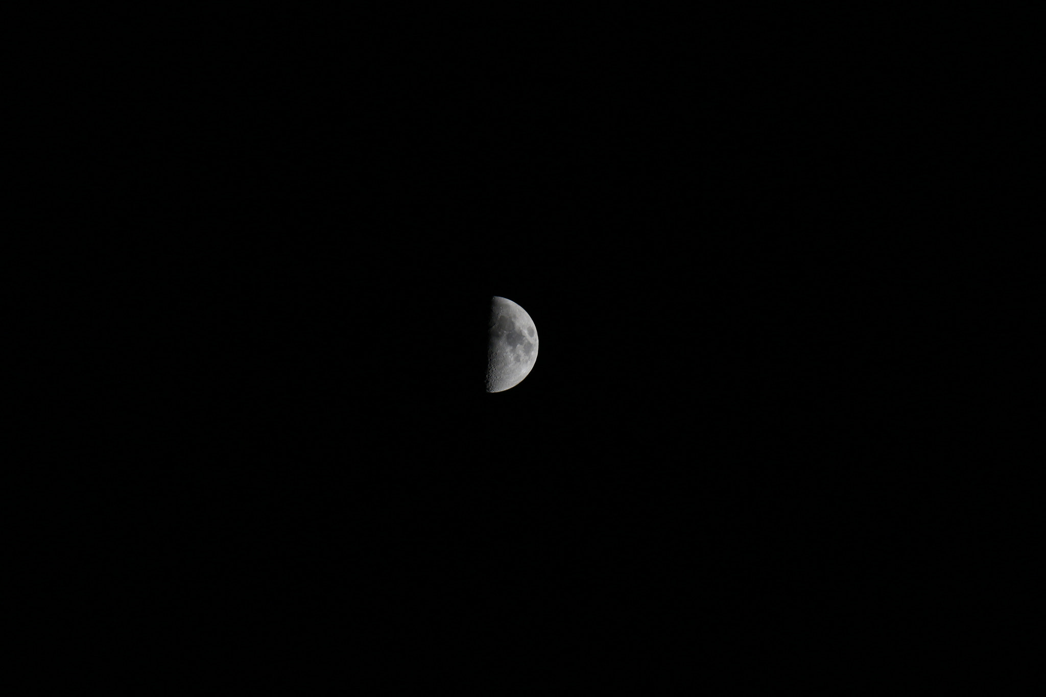 Canon EOS 100D (EOS Rebel SL1 / EOS Kiss X7) sample photo. Half moon photography