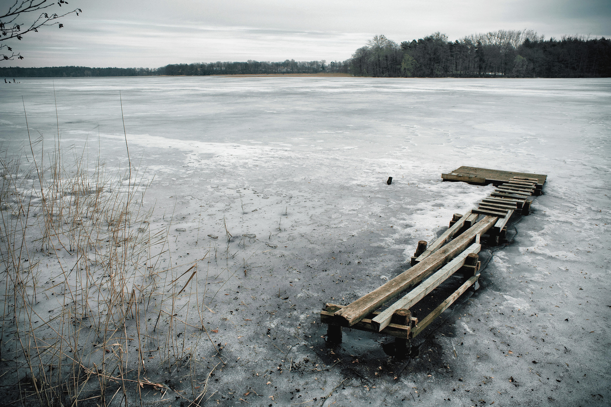 Canon EOS 5D + Canon EF 28mm F1.8 USM sample photo. Frozen lake photography