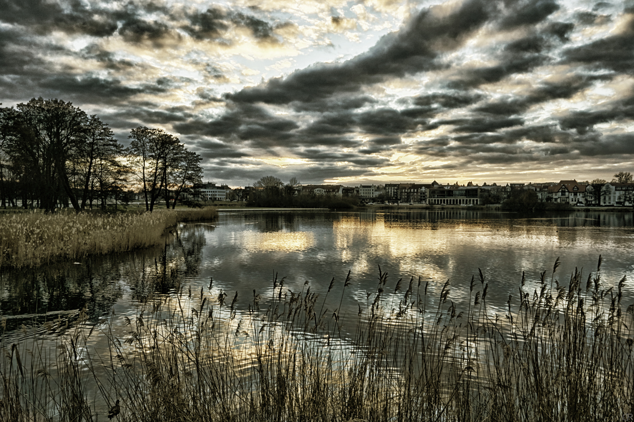 Sony a6000 + Sony E 18-55mm F3.5-5.6 OSS sample photo. Abenddämmerung am burgsee photography