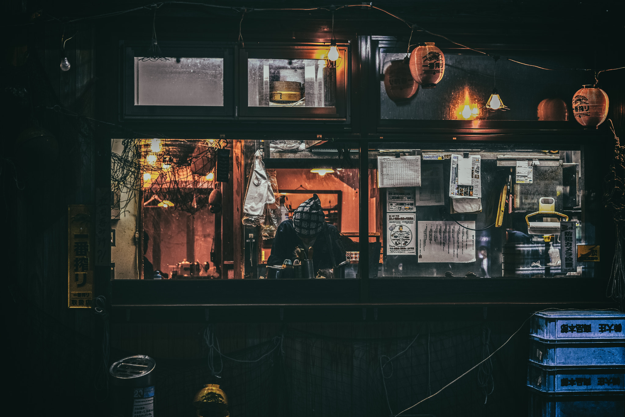 Sony a7 II + Sony FE 90mm F2.8 Macro G OSS sample photo. Kitchen in a japanese pub photography