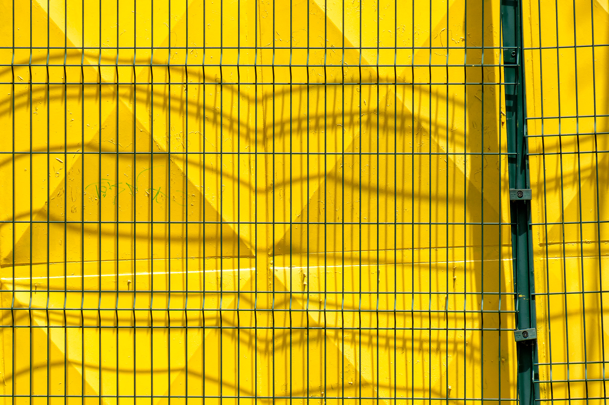 KONICA MINOLTA MAXXUM 7D sample photo. 'yellow polyhedron's incarcerated' photography