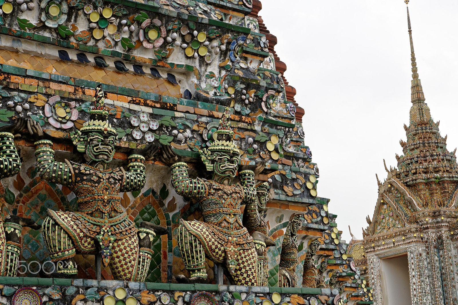 Nikon D700 sample photo. Wat arun statues photography