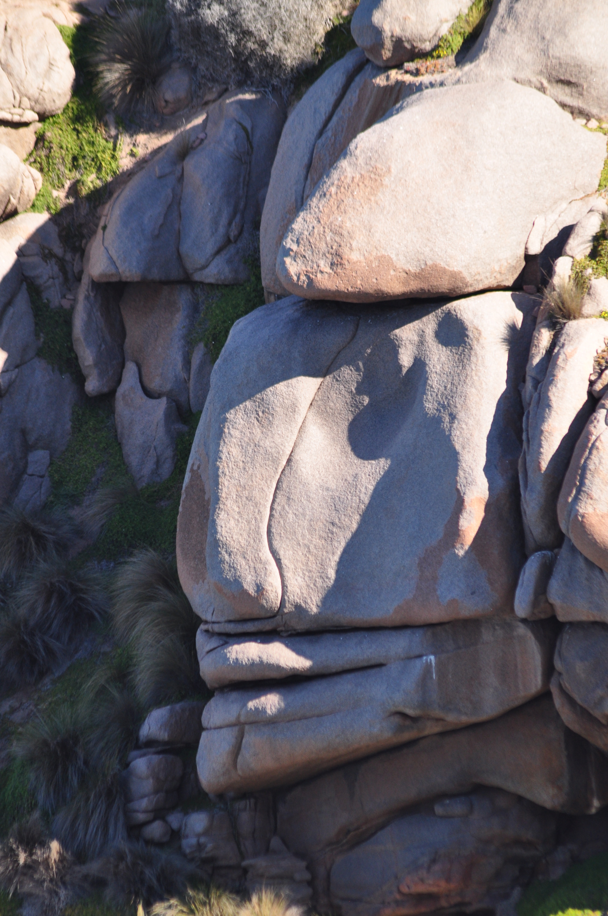 Sigma 70-300mm F4-5.6 APO DG Macro sample photo. The smile of the rock photography