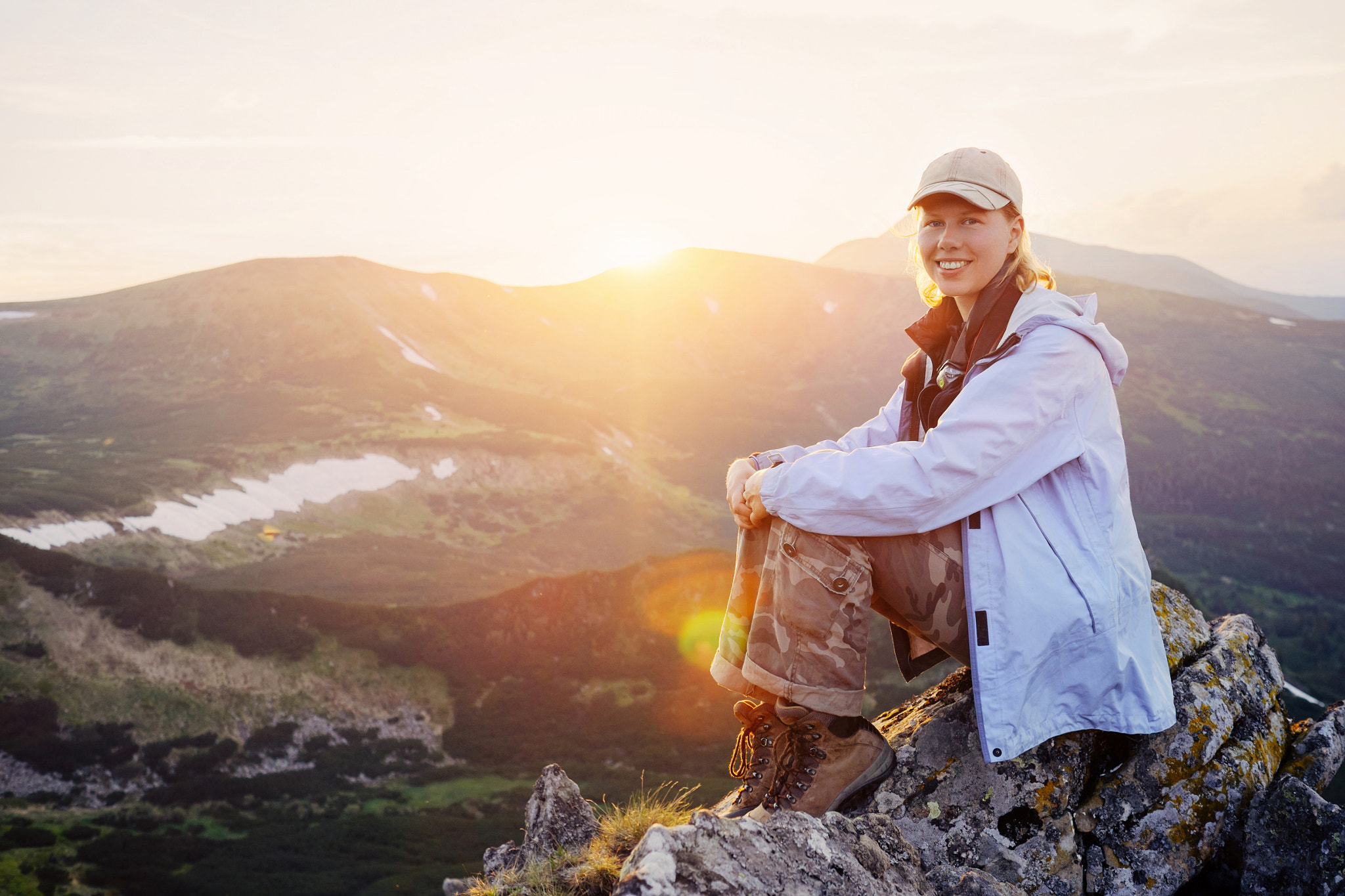 Fujifilm X-E2 + Fujifilm XF 23mm F1.4 R sample photo. Woman enjoy the beautiful view in the mountains photography