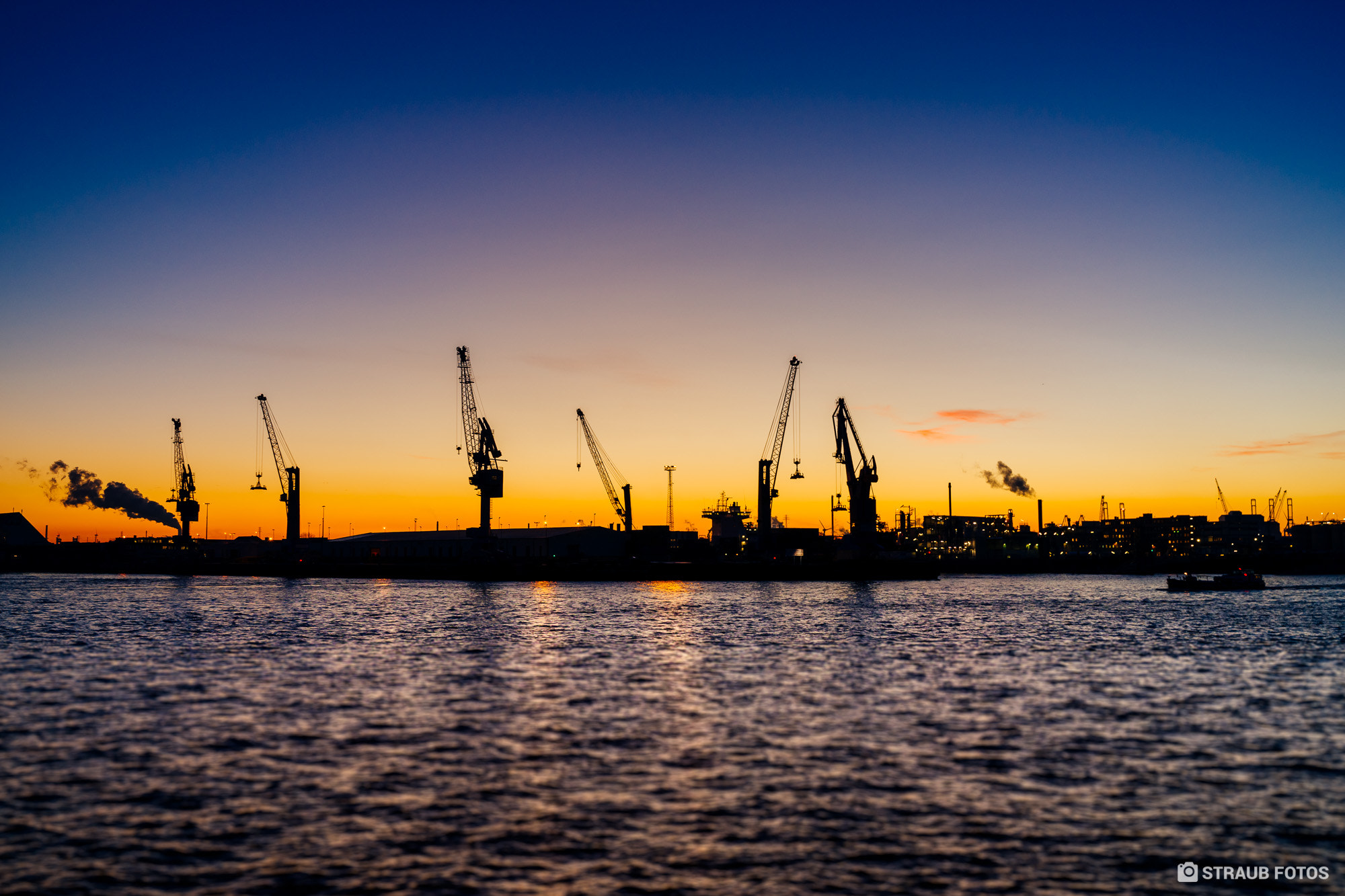 Sony a7 II sample photo. Hamburger hafen beim sonnenuntergang photography