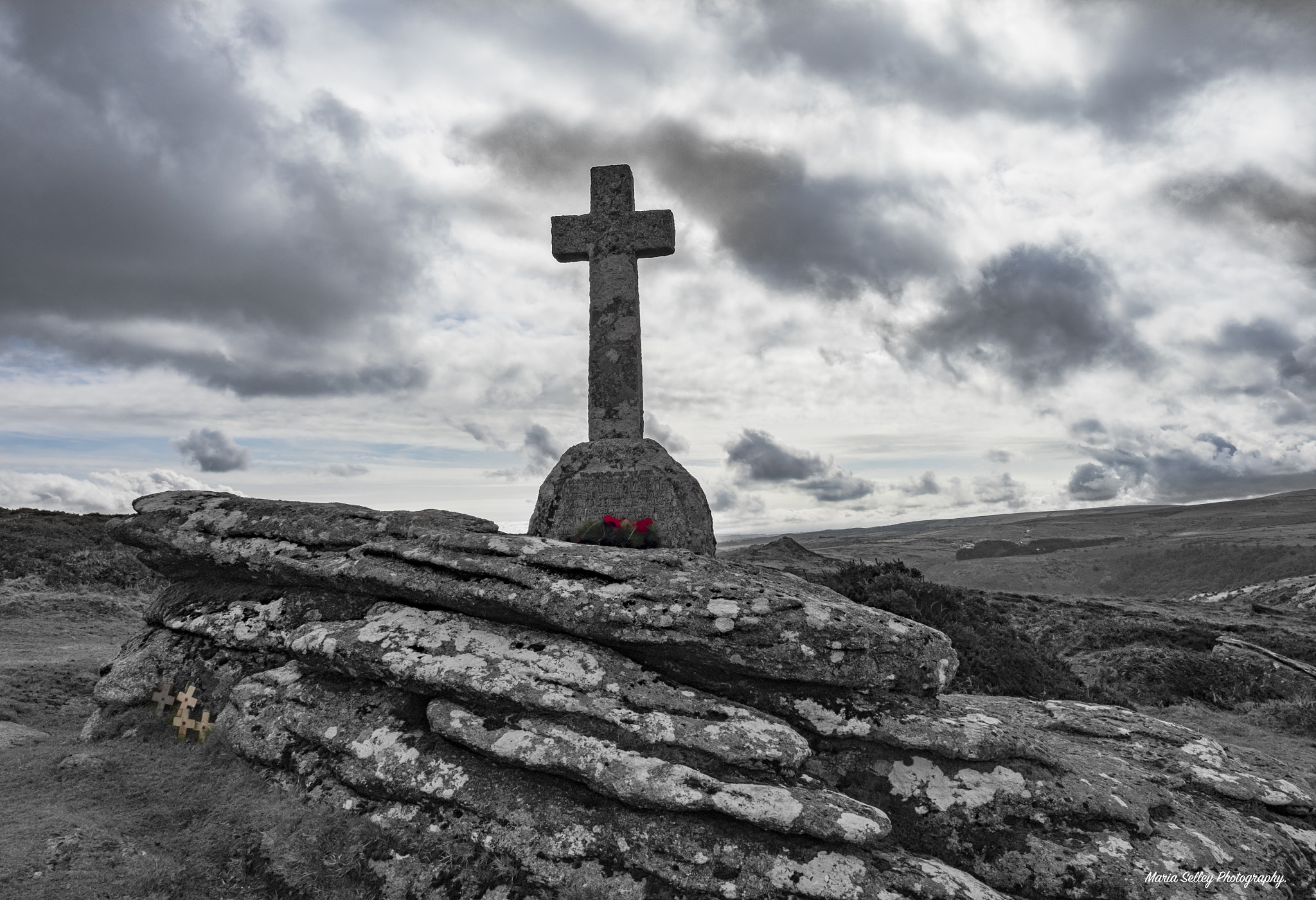Olympus OM-D E-M1 Mark II + Olympus M.Zuiko Digital ED 12-40mm F2.8 Pro sample photo. Cross on the hill photography