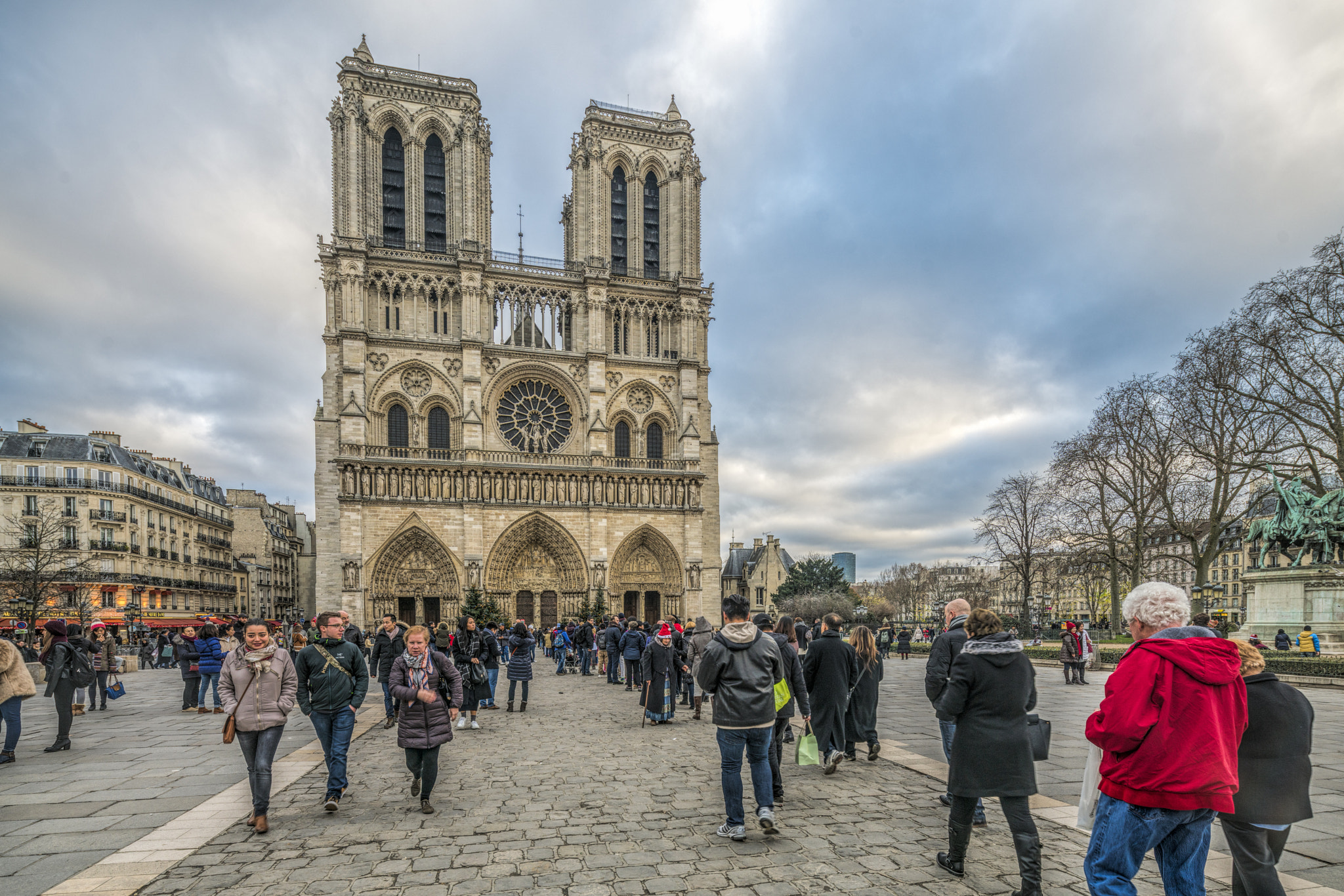 Sony a7R II + Canon TS-E 17mm F4L Tilt-Shift sample photo. Visitors in front of notre dame cathedral, paris, france photography